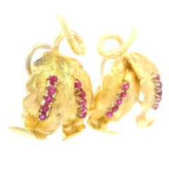 Boucles d'oreilles Vintage en or jaune 18k 0.30ctw Rubis Texturé Double Feuille Omega Back