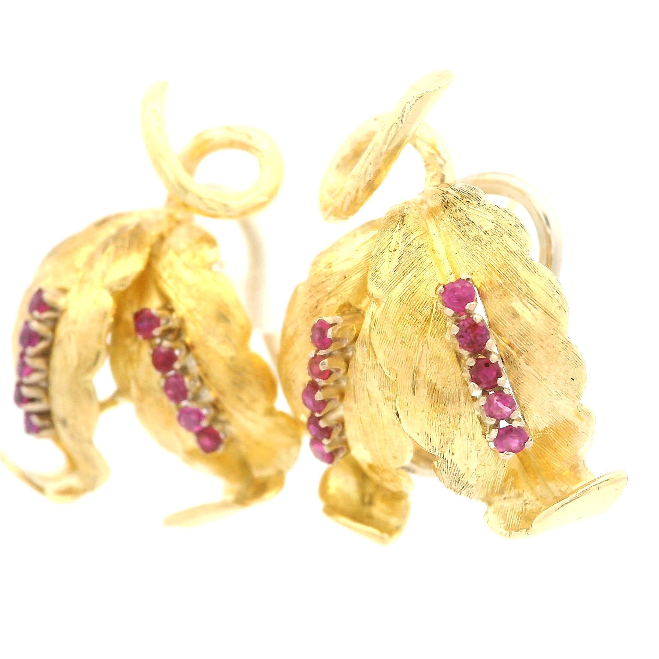 Brilliant Cut Vintage 18k Yellow Gold 0.30ctw Ruby Textured Dual Leaf Omega Back Earrings For Sale