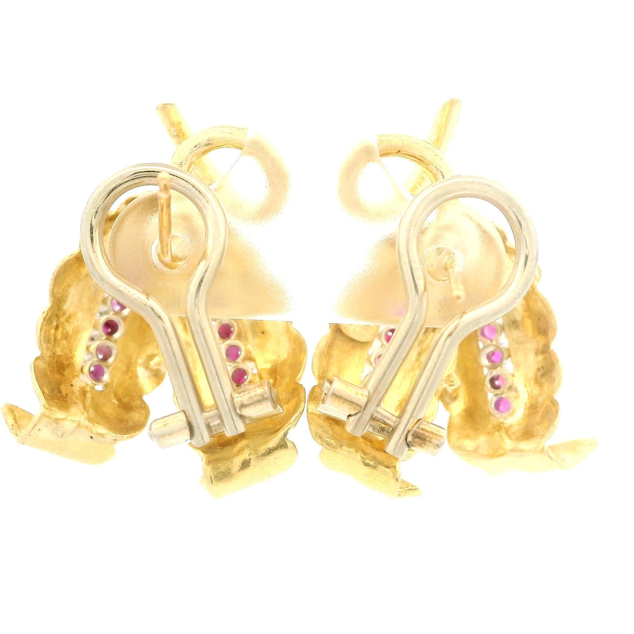 Women's Vintage 18k Yellow Gold 0.30ctw Ruby Textured Dual Leaf Omega Back Earrings For Sale