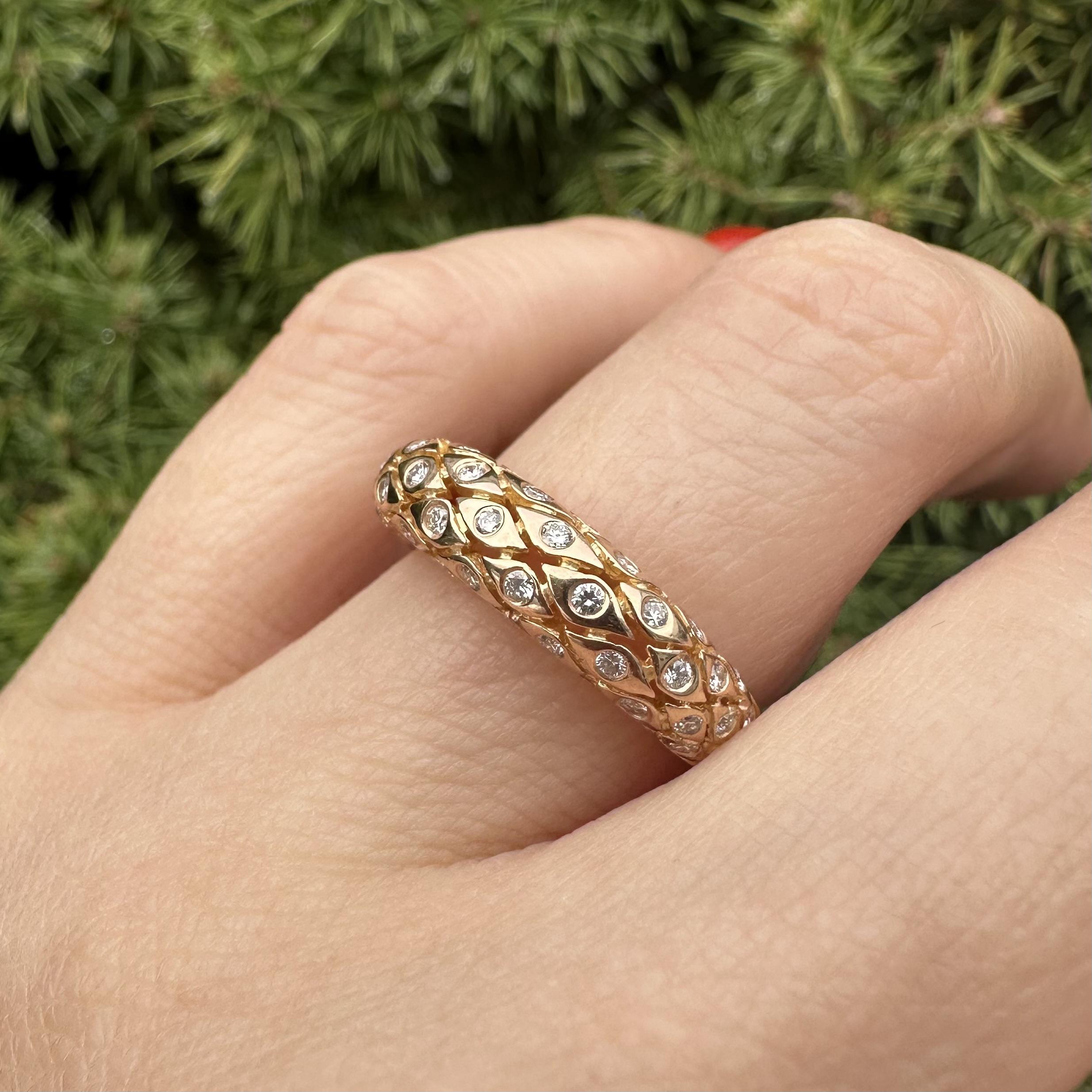 --Stein(e):--
Zahlreiche natürliche echte Diamanten - runder Brillantschliff - Brüniert - schöne weiße Brillanten - 0,40 ct (ca.)

MATERIAL: Massives 18k Gelbgold
Gewicht: 4.85 Gramm
Ringgröße: 6.5 (passt auf den Finger, wir können diesen Ring