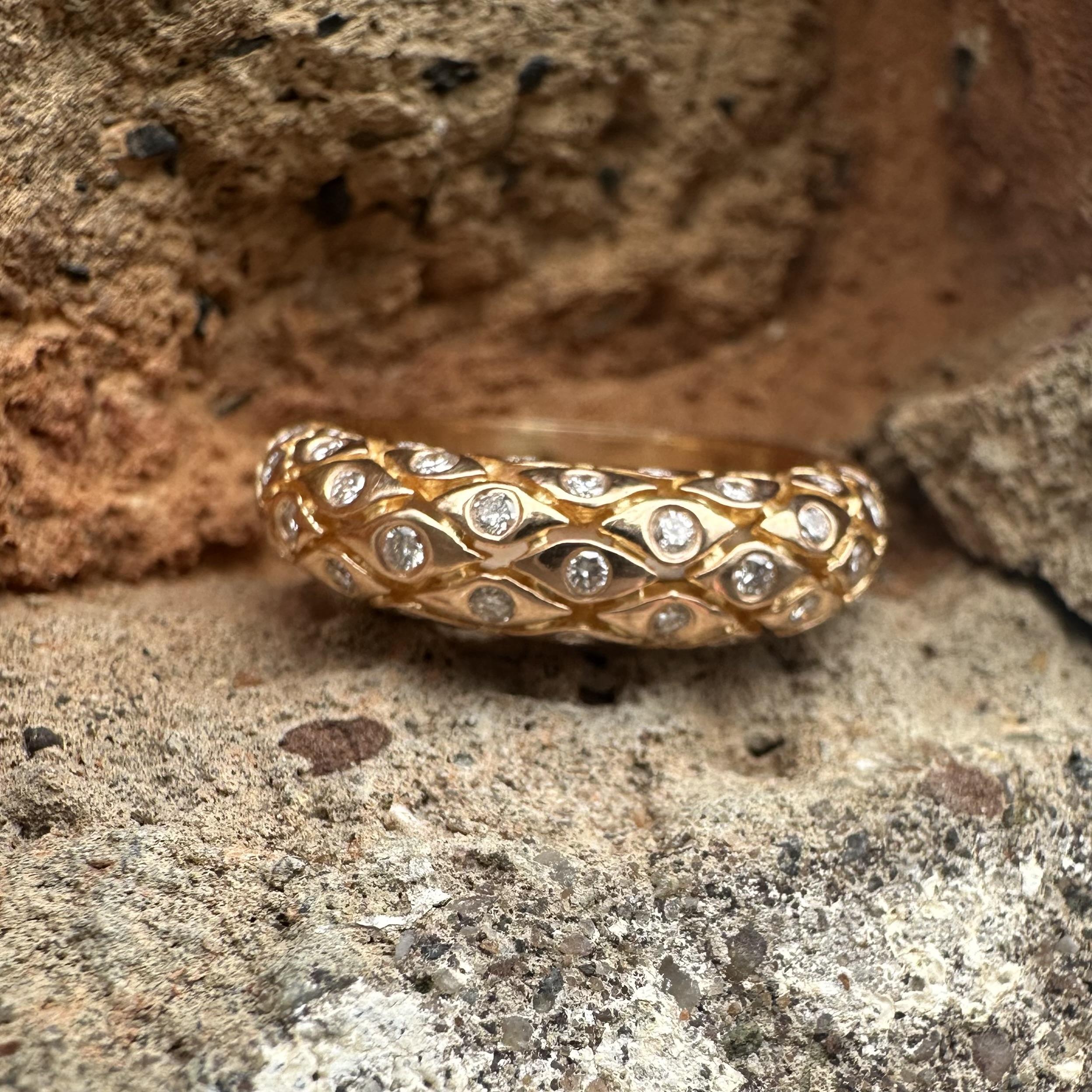 Vintage 18k Gelbgold 0,40ctw Diamant Mosaik gewölbt Band Ring (Brillantschliff) im Angebot