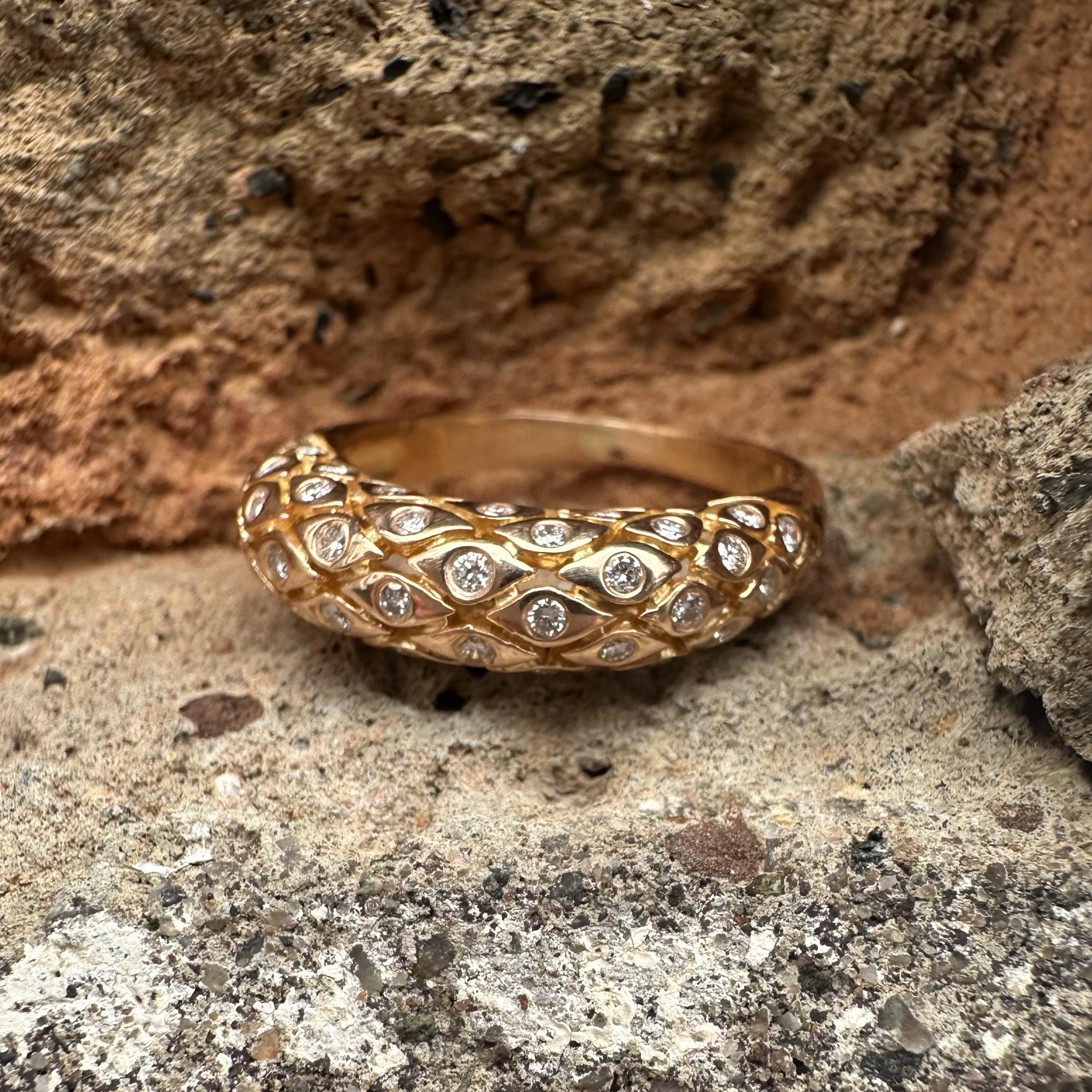 Vintage 18k Gelbgold 0,40ctw Diamant Mosaik gewölbt Band Ring im Zustand „Gut“ im Angebot in Montclair, NJ