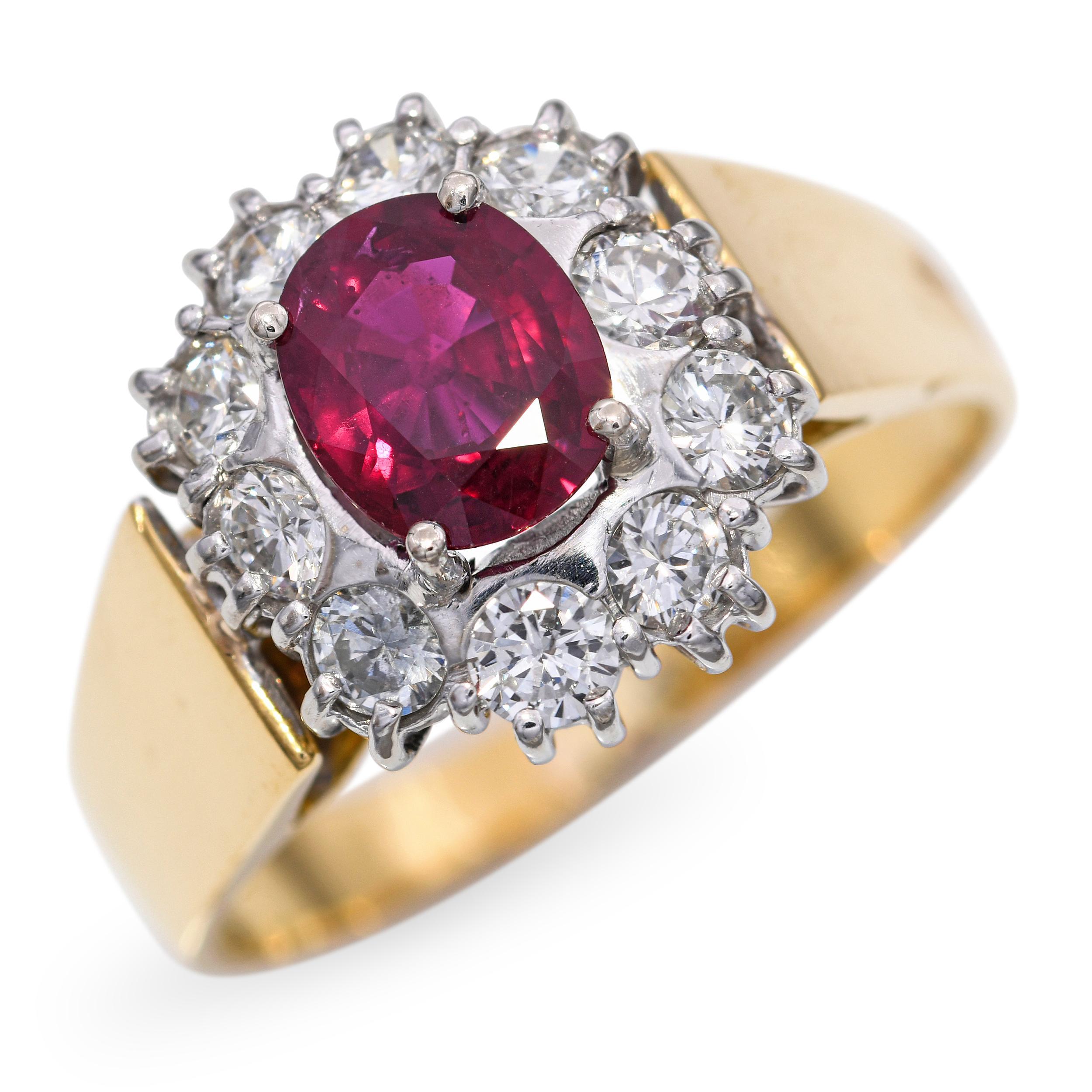 Con un vibrante rubino da 0,74 carati al centro, questo anello vintage emana un'eleganza classica e un colore ricco. Il rubino è circondato da un'aureola di diamanti scintillanti per un totale di 0,60tcw, che esaltano la brillantezza della gemma e