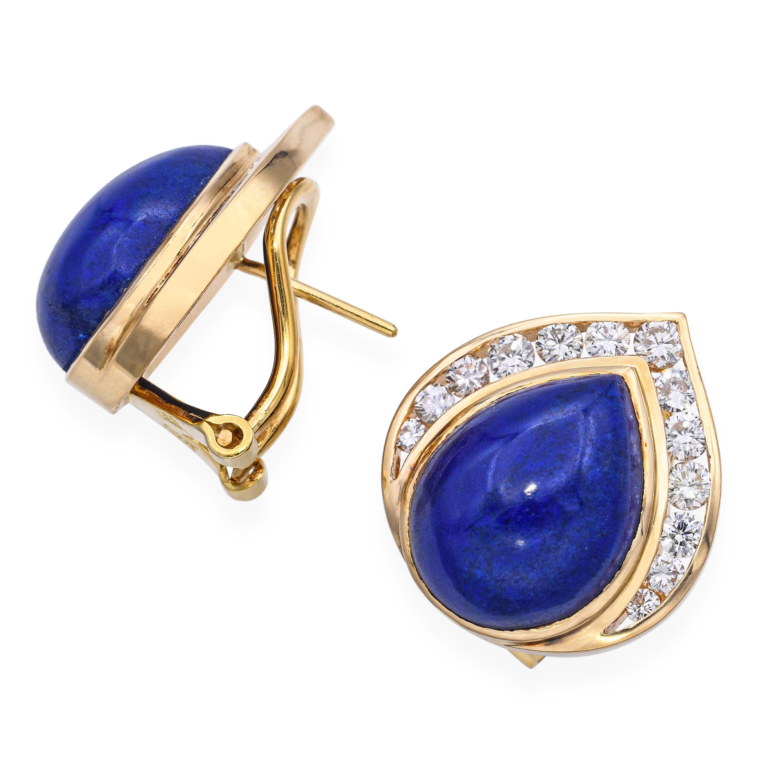 Estos llamativos pendientes vintage están elaborados en rico oro amarillo de 18 quilates y presentan lágrimas de lapislázuli azul intenso combinadas con 1,02 quilates totales de diamantes brillantes. Las saturadas piedras de lapislázuli contrastan