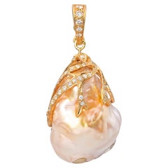 Colgante vintage de oro amarillo de 18k con diamantes de 1,08 tcw y una perla semi-barroca del Mar del Sur