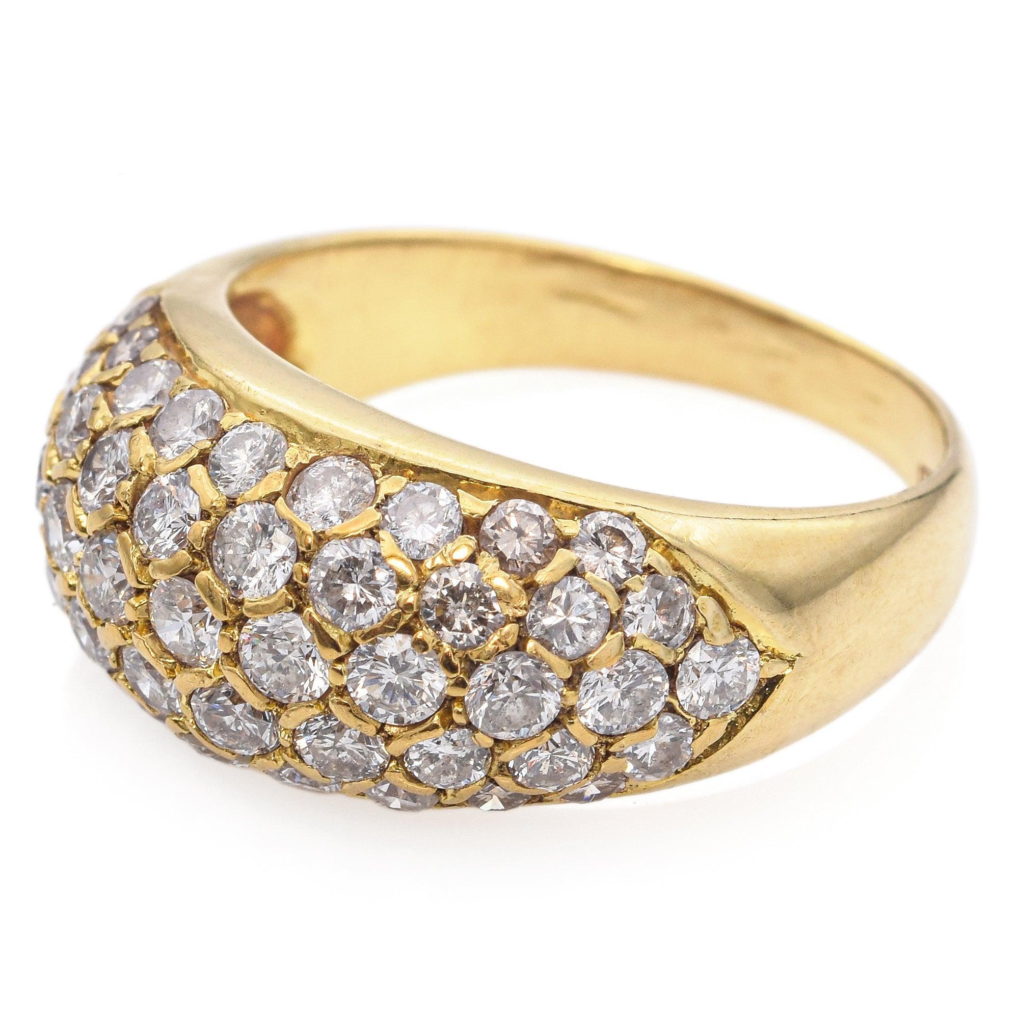 Cette audacieuse bague dôme vintage en or jaune 18 carats est ornée d'une somptueuse surface de diamants ronds de taille brillant sertis en nid d'abeille. La silhouette en dôme gradué et les diamants serrés créent une brillance et une texture