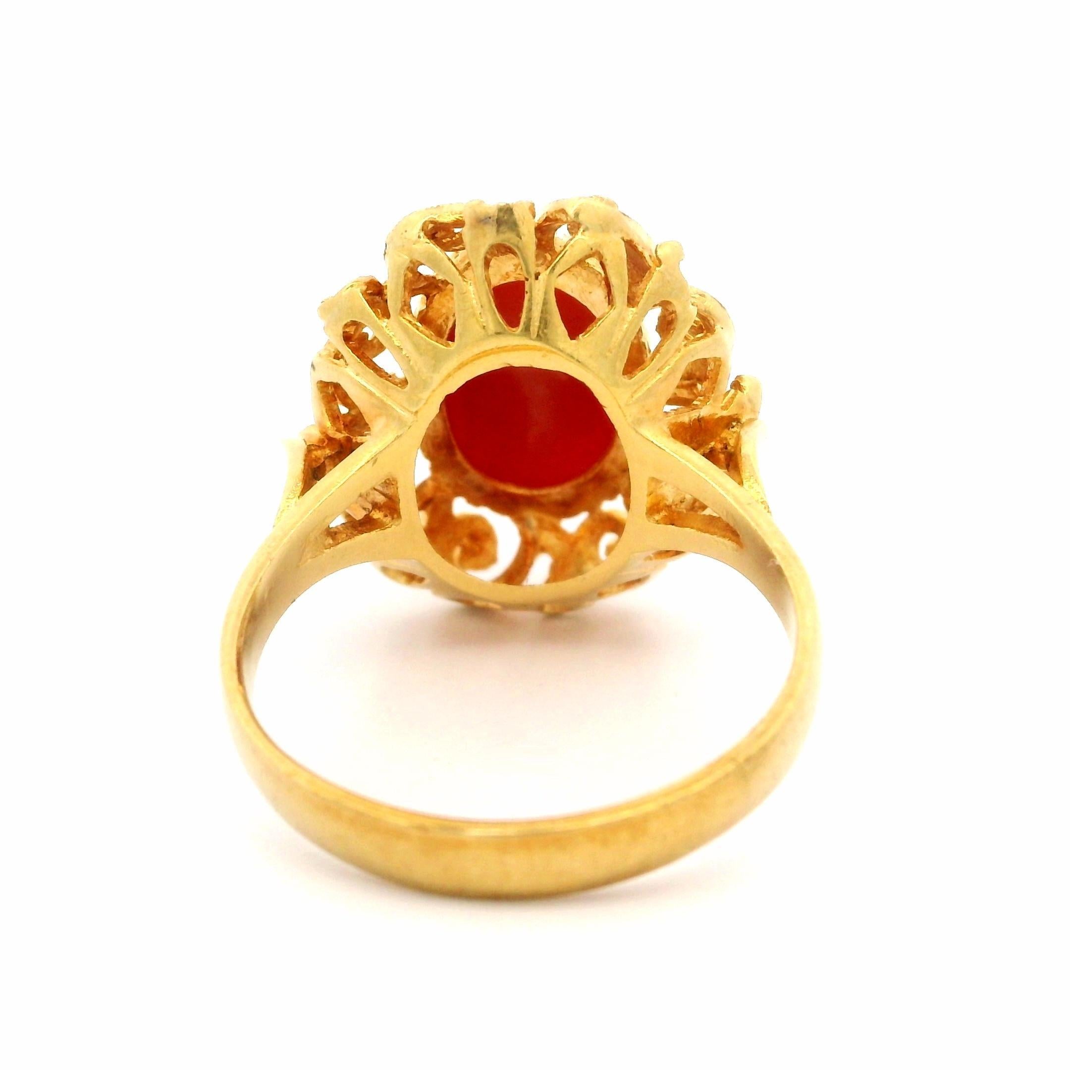 18 Karat Gelbgold 11,6x7.7 mm Oval Cabochon Koralle verschnörkelter Cockatil-Ring im Zustand „Hervorragend“ im Angebot in Montclair, NJ