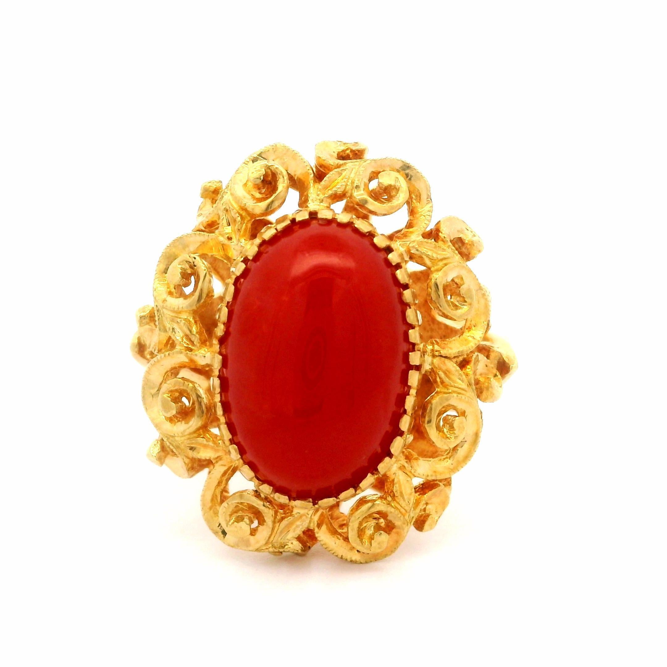 18 Karat Gelbgold 11,6x7.7 mm Oval Cabochon Koralle verschnörkelter Cockatil-Ring Damen im Angebot