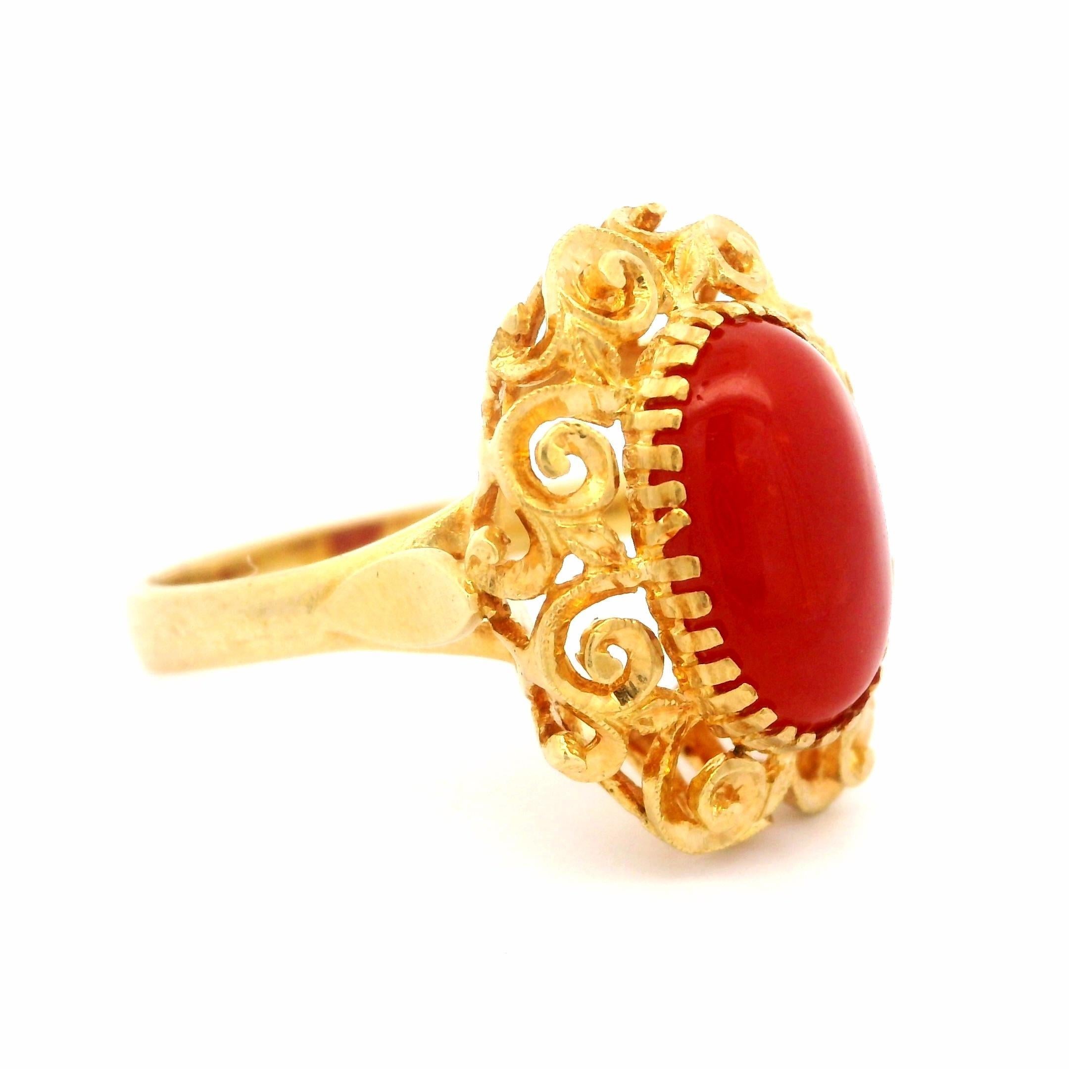 18 Karat Gelbgold 11,6x7.7 mm Oval Cabochon Koralle verschnörkelter Cockatil-Ring im Angebot 1