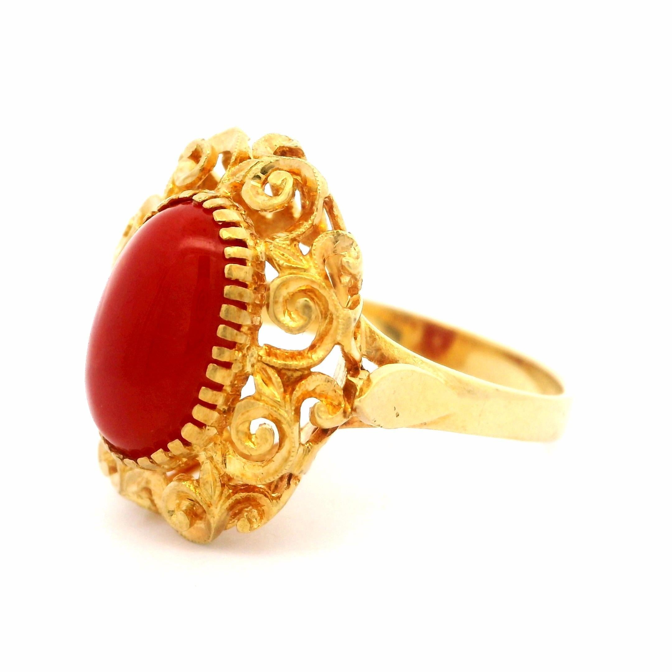 18 Karat Gelbgold 11,6x7.7 mm Oval Cabochon Koralle verschnörkelter Cockatil-Ring im Angebot 2