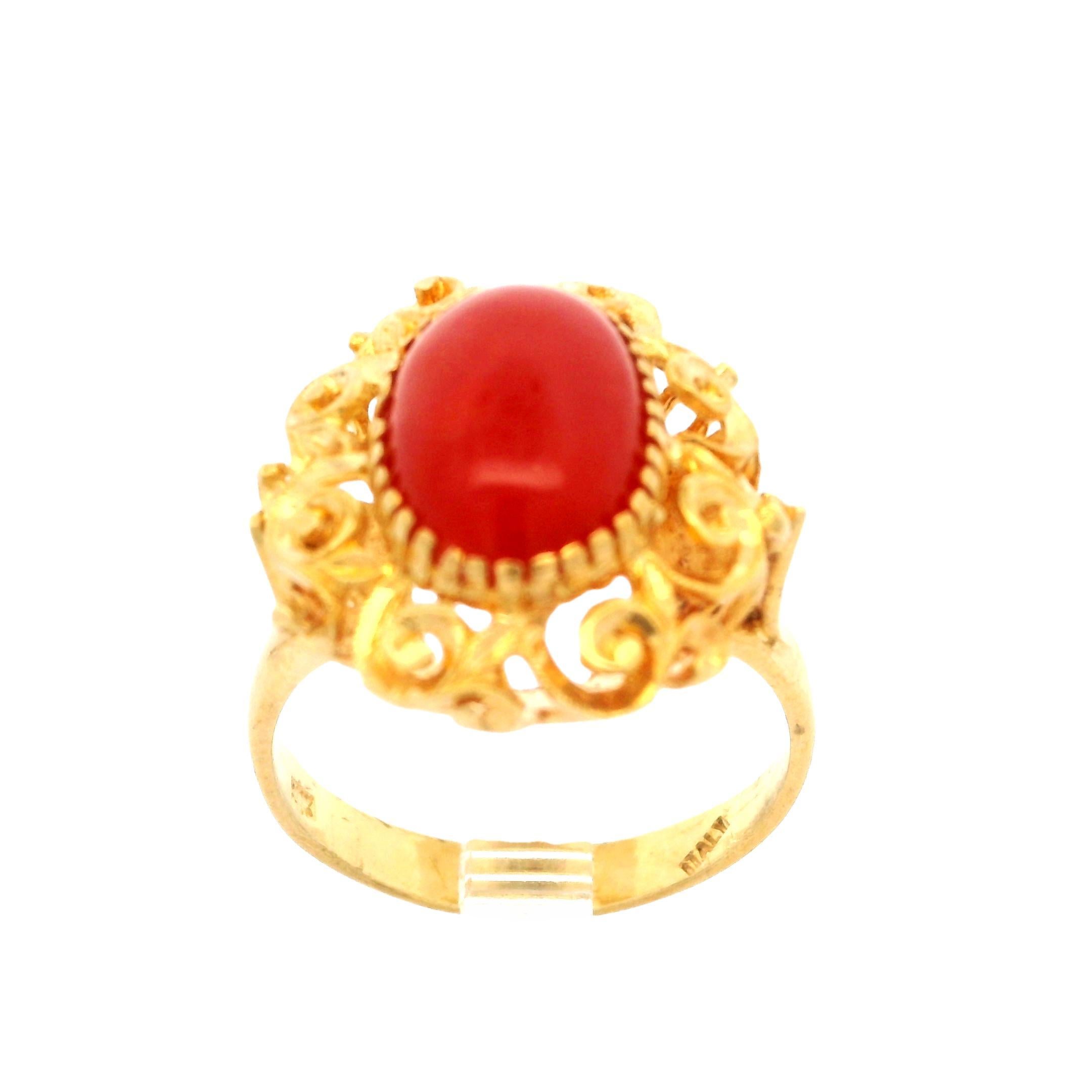 18 Karat Gelbgold 11,6x7.7 mm Oval Cabochon Koralle verschnörkelter Cockatil-Ring im Angebot 3