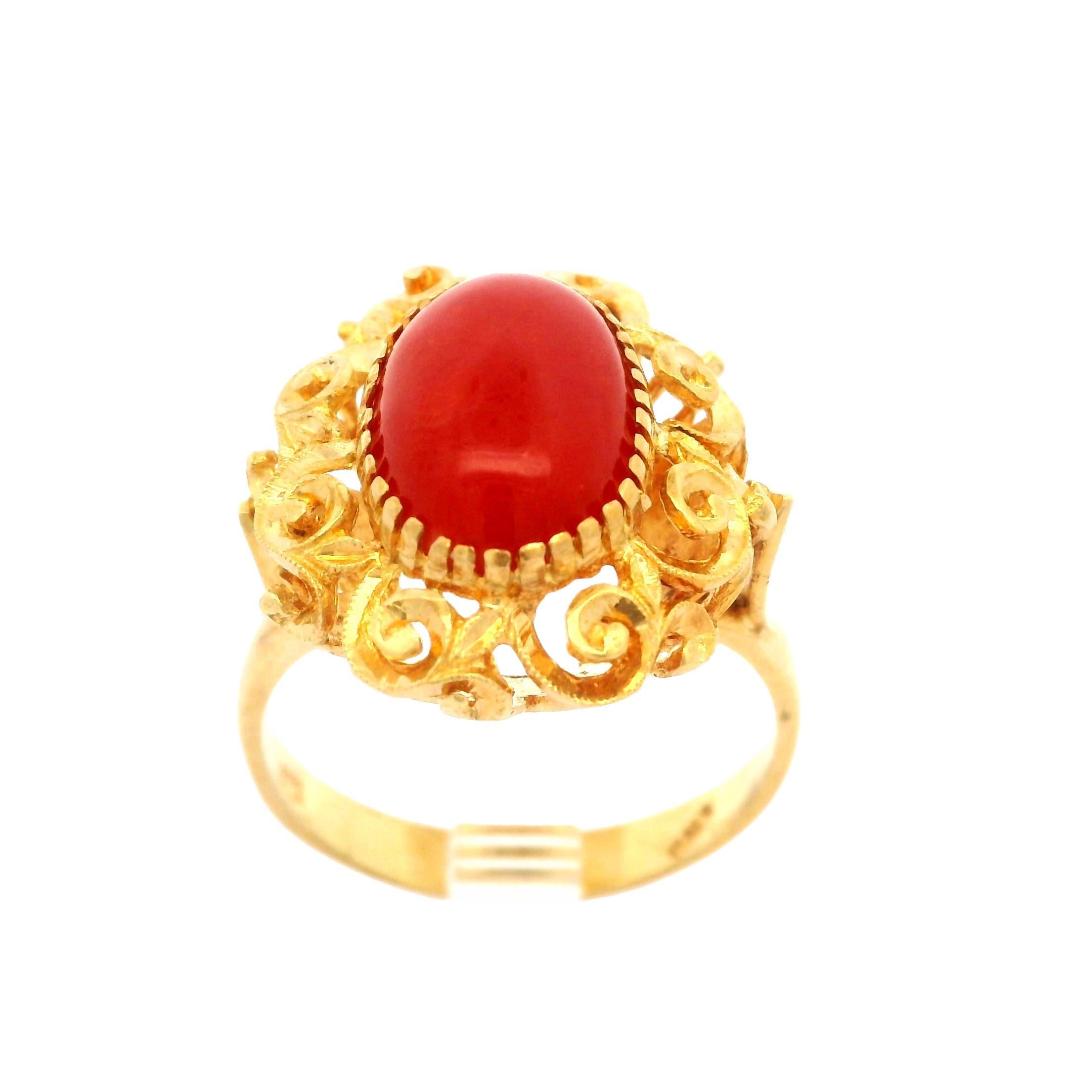 18 Karat Gelbgold 11,6x7.7 mm Oval Cabochon Koralle verschnörkelter Cockatil-Ring im Angebot 4