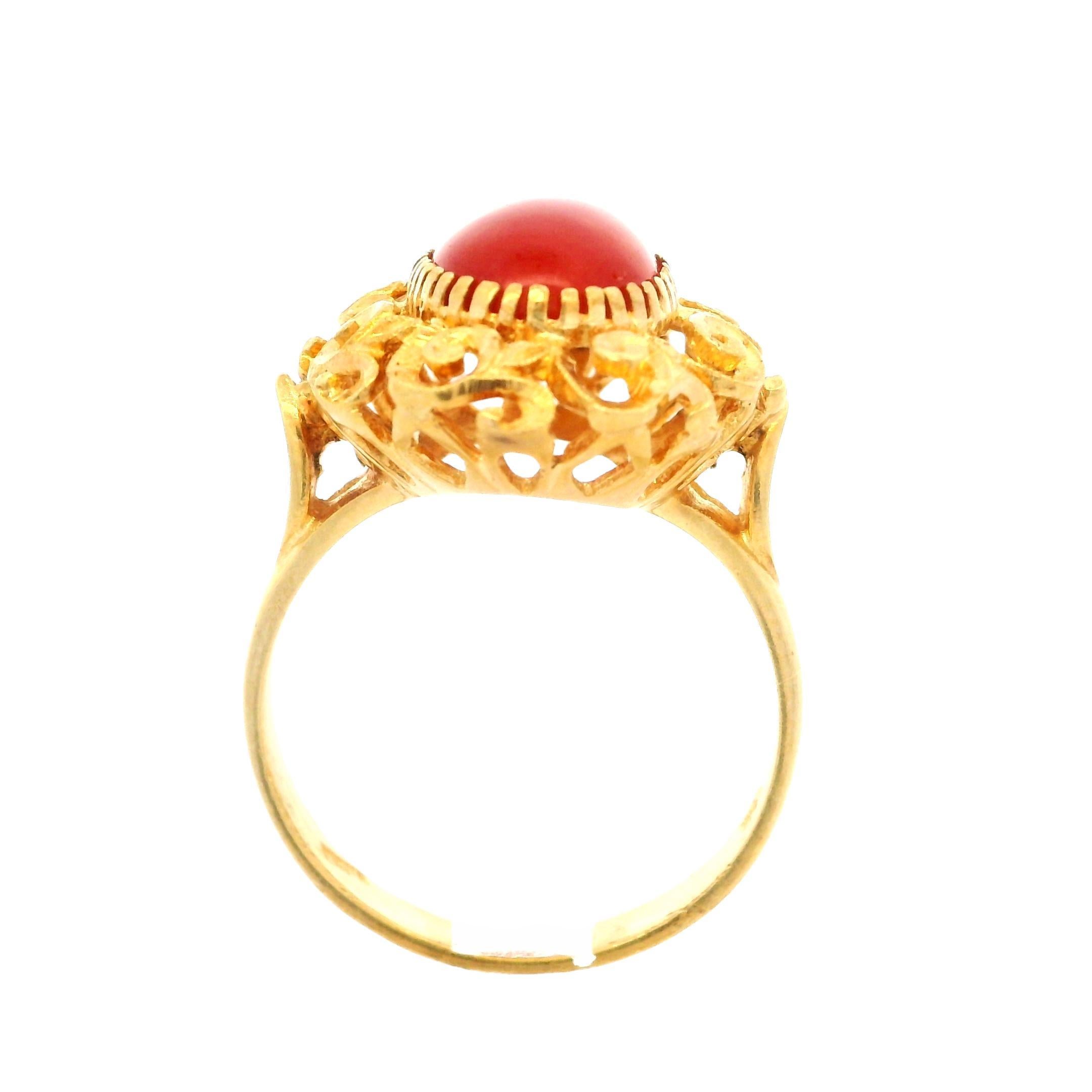 18 Karat Gelbgold 11,6x7.7 mm Oval Cabochon Koralle verschnörkelter Cockatil-Ring im Angebot 5