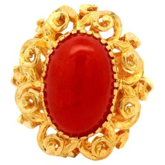 Anillo vintage de oro amarillo de 18k con cabujón ovalado de coral ornamentado de 11,6x7,7mm