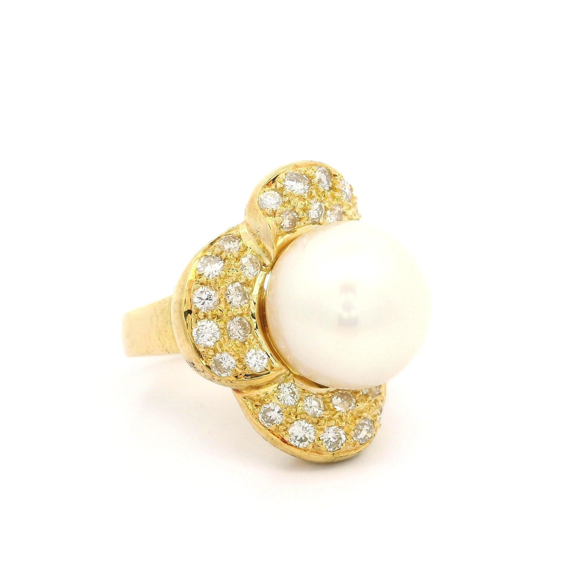 Taglio rotondo Vintage By in oro giallo 18 carati con perla grande da 12,75 mm e diamante da 1,15 ct. in vendita