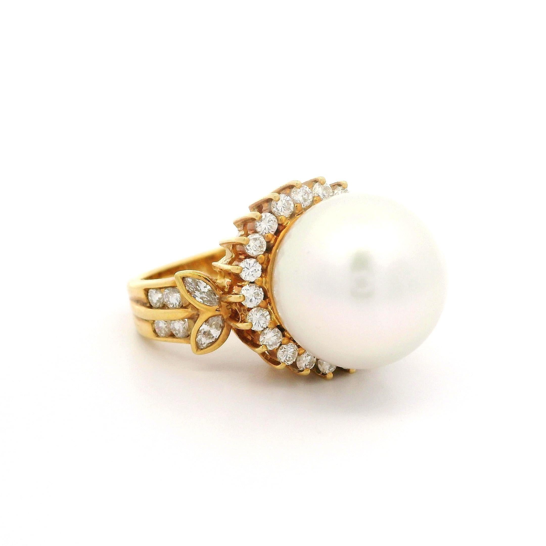 Bague cocktail vintage en or jaune 18 carats avec grande perle des mers du Sud de 13.30 mm et diamants en vente 9