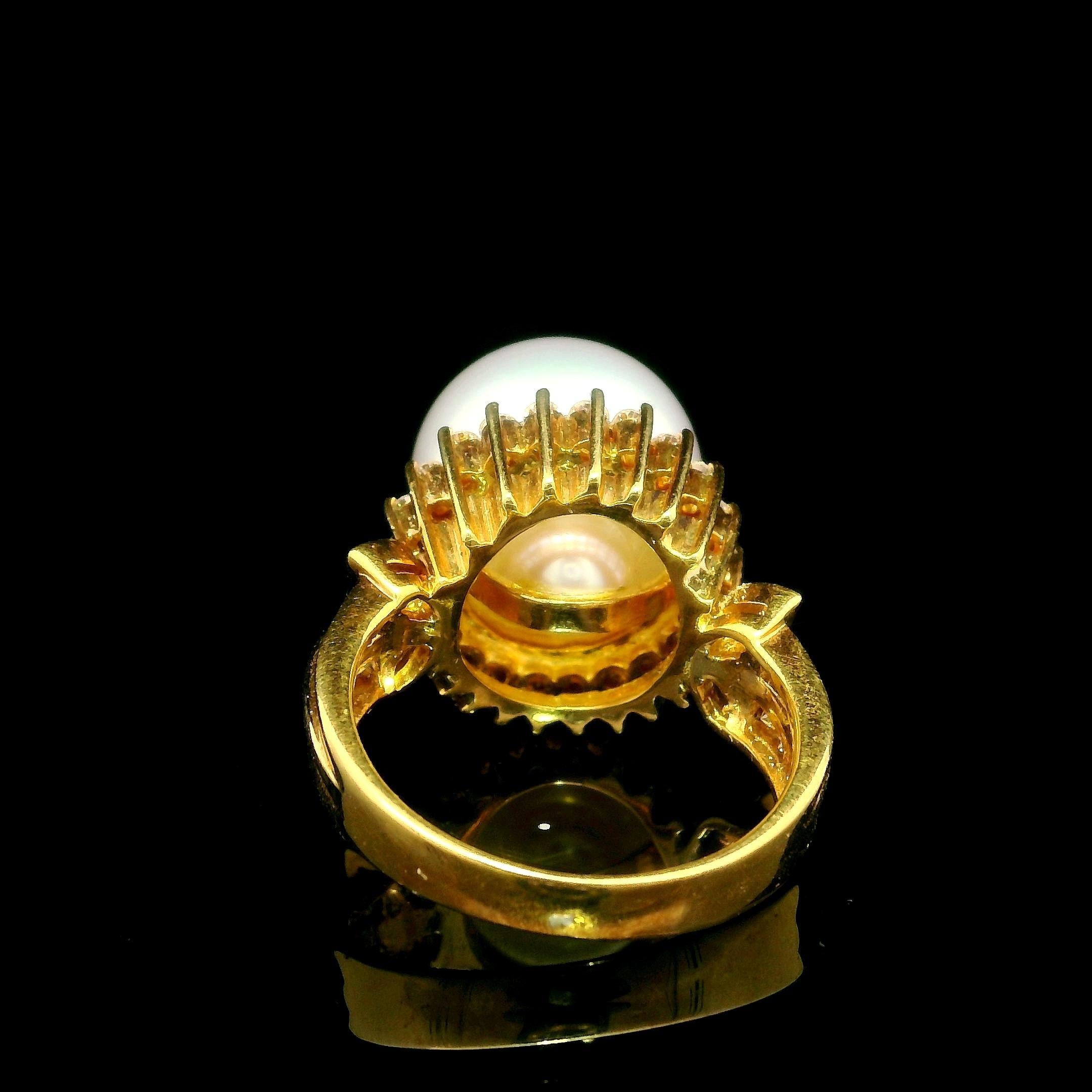 Taille ronde Bague cocktail vintage en or jaune 18 carats avec grande perle des mers du Sud de 13.30 mm et diamants en vente