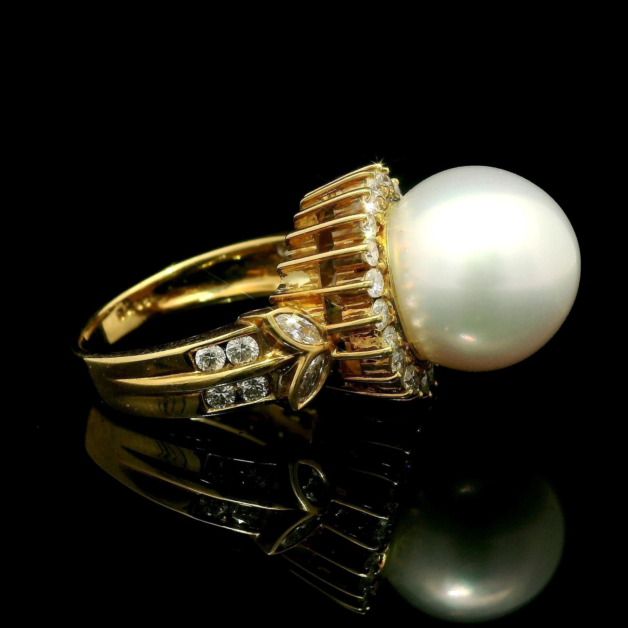 Bague cocktail vintage en or jaune 18 carats avec grande perle des mers du Sud de 13.30 mm et diamants Pour femmes en vente