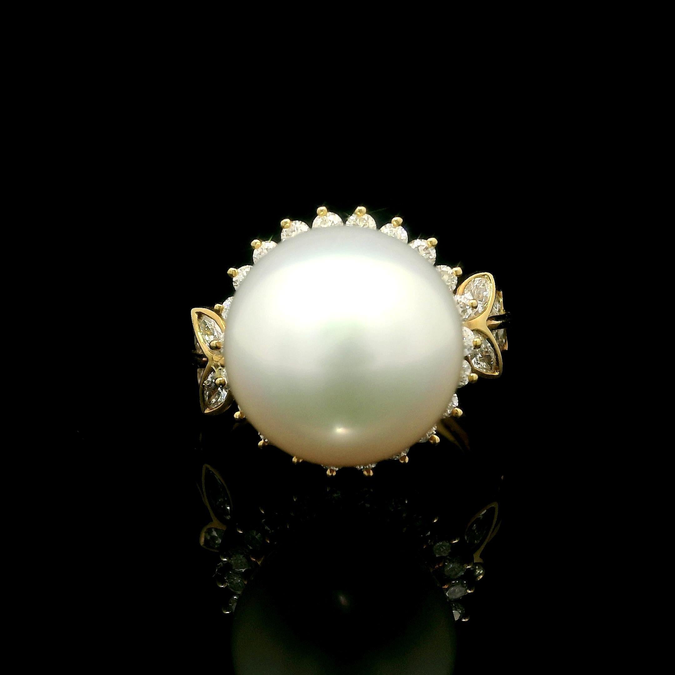 Bague cocktail vintage en or jaune 18 carats avec grande perle des mers du Sud de 13.30 mm et diamants en vente 1