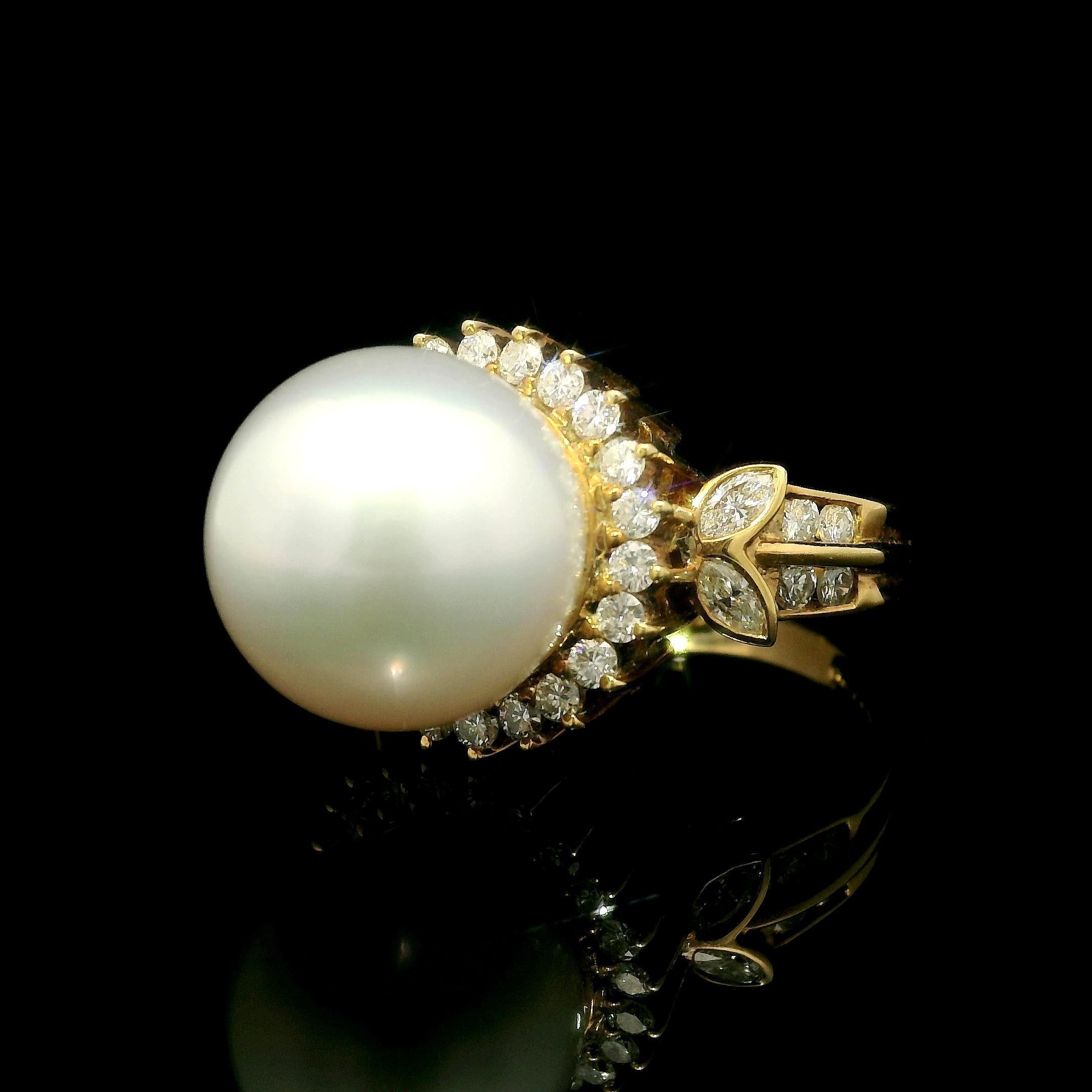 Bague cocktail vintage en or jaune 18 carats avec grande perle des mers du Sud de 13.30 mm et diamants en vente 2