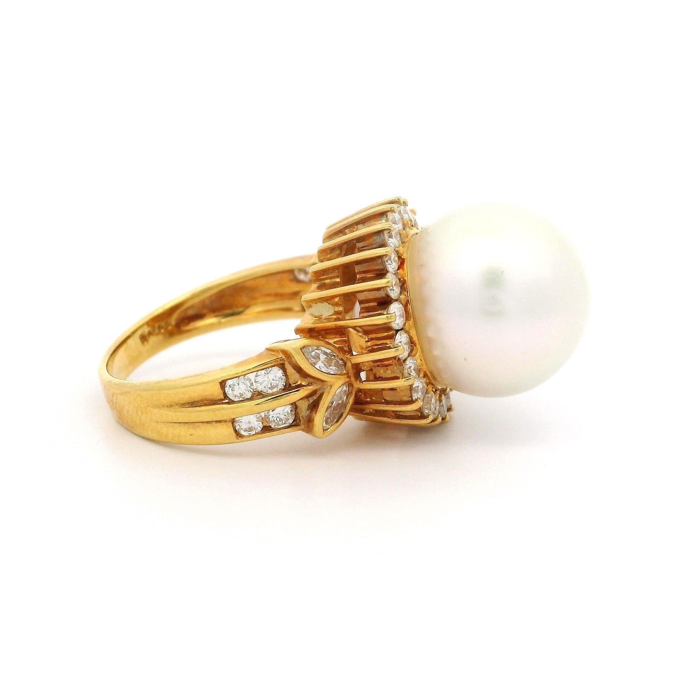 Bague cocktail vintage en or jaune 18 carats avec grande perle des mers du Sud de 13.30 mm et diamants en vente 3