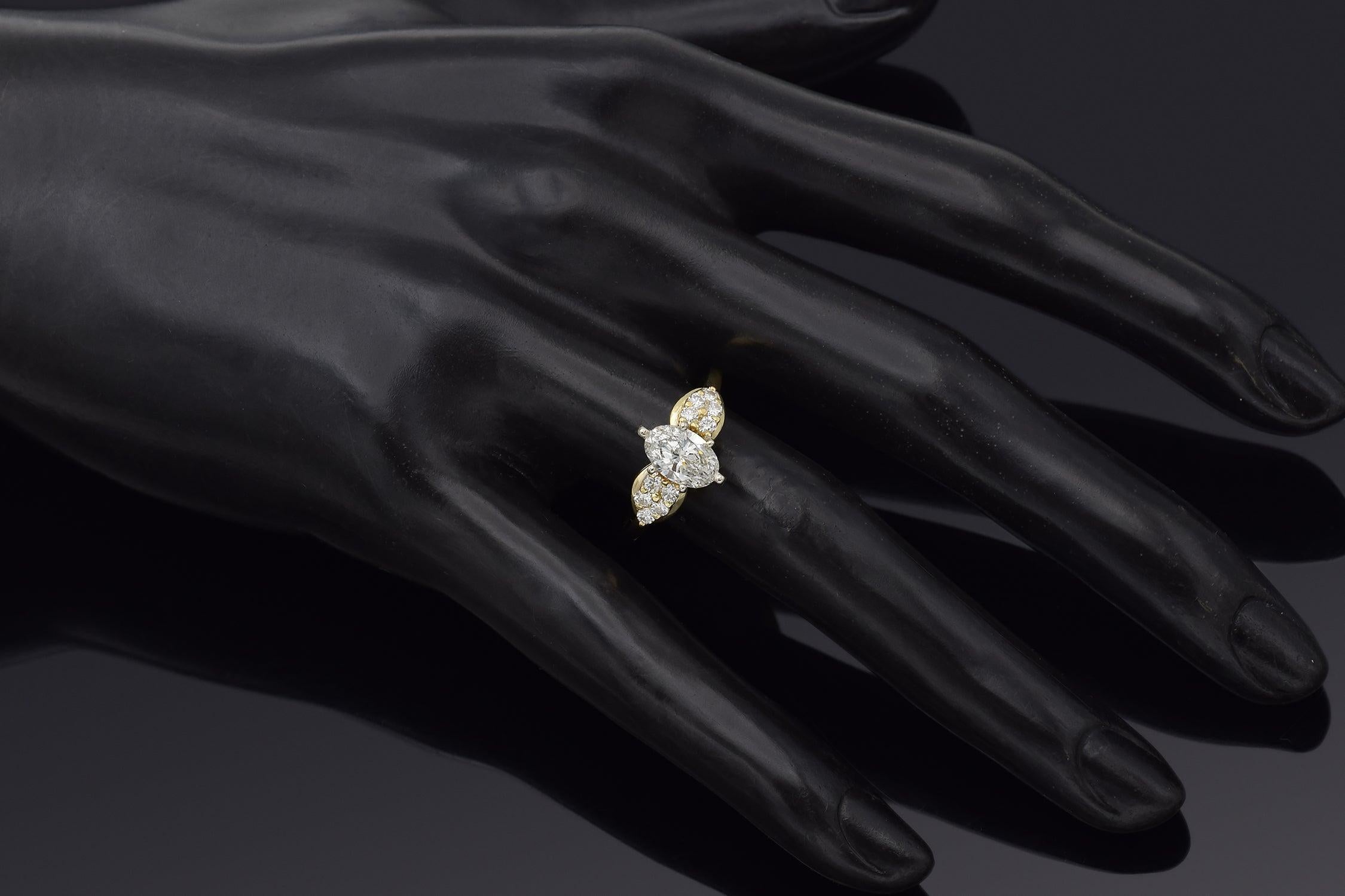 Anillo de compromiso ovalado vintage de oro amarillo de 18 quilates con 1,35 quilates de diamantes Corte oval en venta