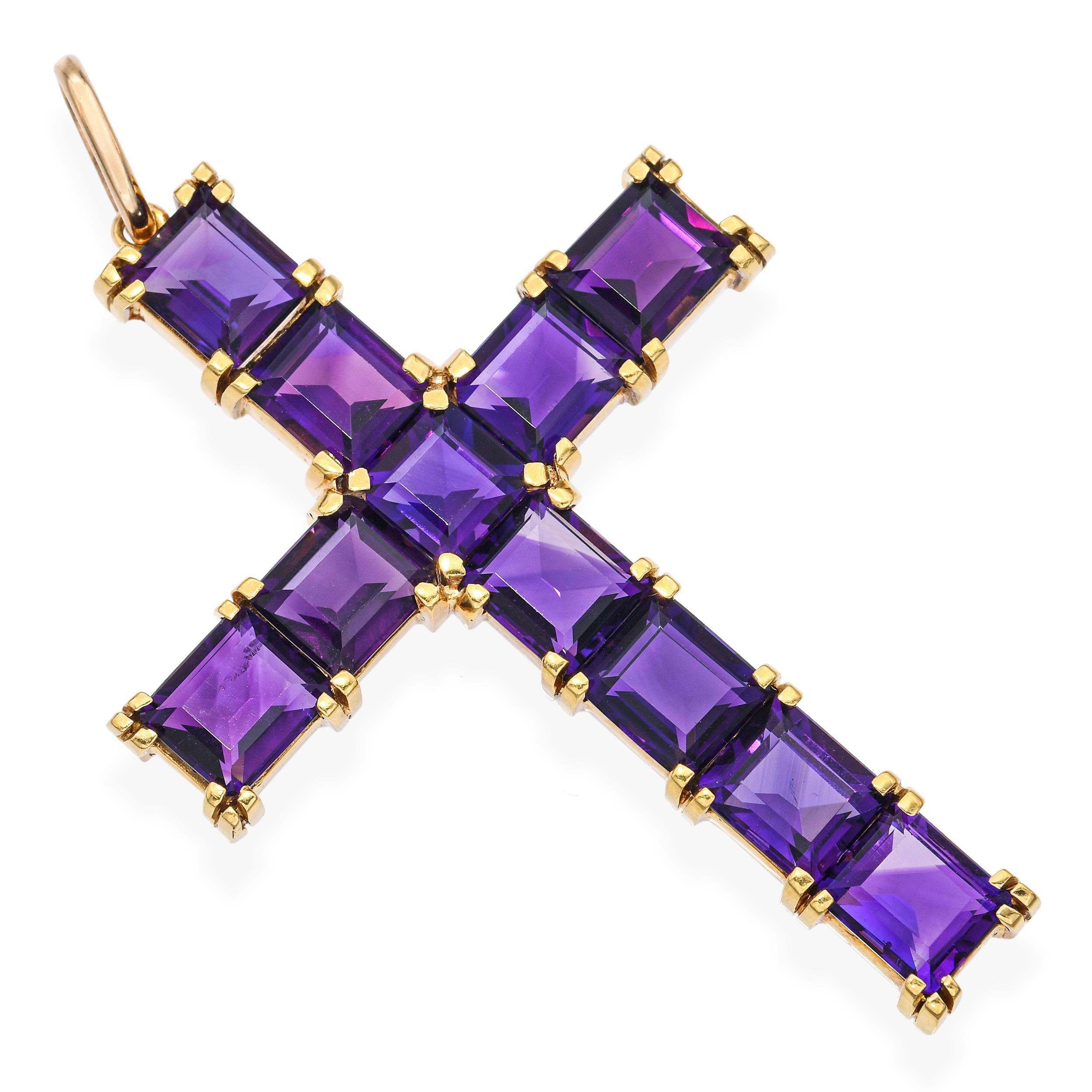 Un sorprendente ciondolo a croce vintage realizzato in ricco oro giallo 18 carati e con 11 vibranti ametiste taglio smeraldo per un totale di circa 13,75 carati. Il design audace mette in risalto la regale tonalità viola delle pietre, bilanciata