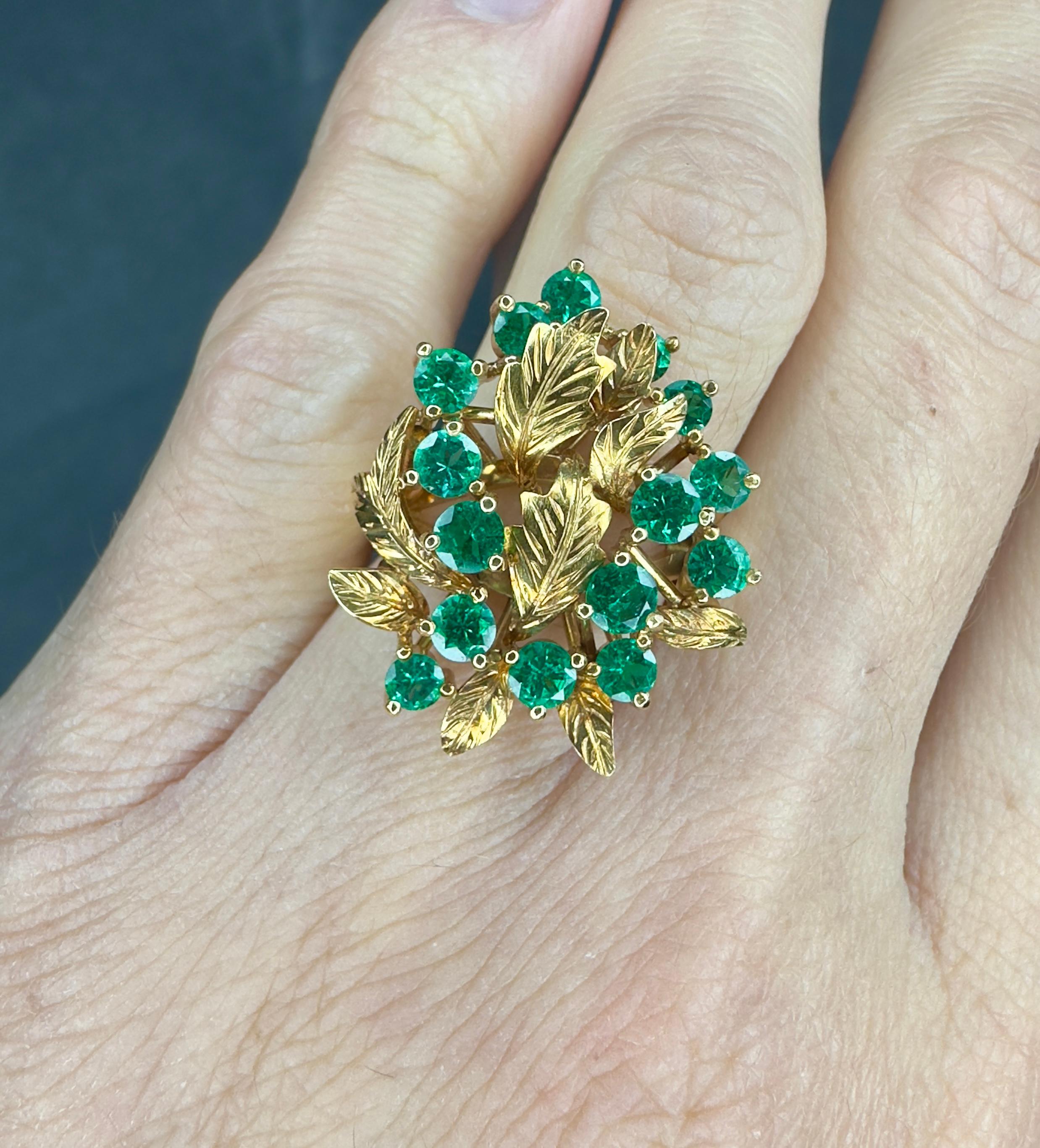 Anillo flor vintage de oro amarillo de 18 quilates y 1,39 quilates de finas esmeraldas colombianas en Bueno estado para la venta en Houston, TX