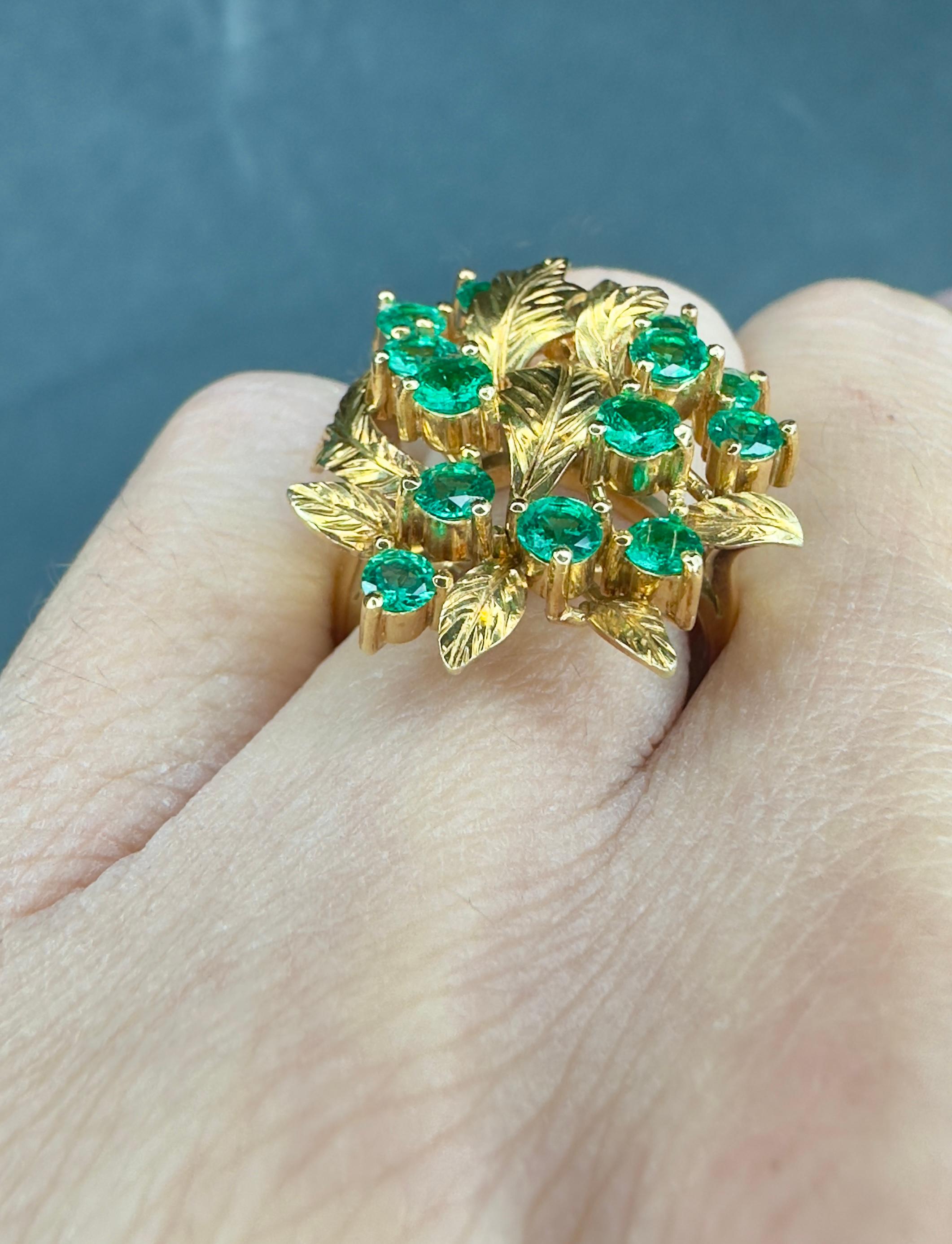 Anillo flor vintage de oro amarillo de 18 quilates y 1,39 quilates de finas esmeraldas colombianas en venta 1
