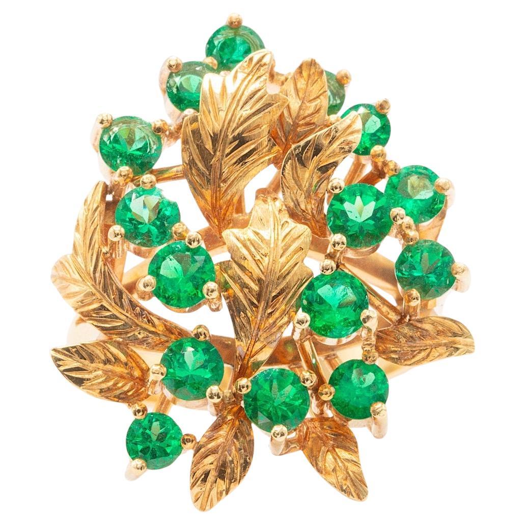 Anillo flor vintage de oro amarillo de 18 quilates y 1,39 quilates de finas esmeraldas colombianas en venta