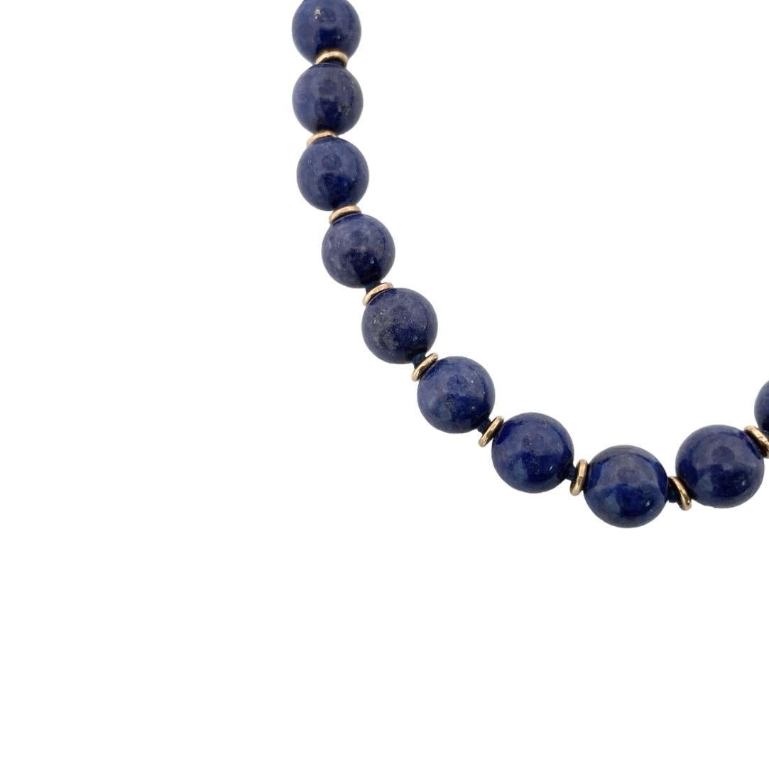 Diese seltene Lapislazuli-Perlenkette aus 18 Karat Gelbgold wurde mit Präzision und Eleganz gefertigt. Diese Halskette besteht aus atemberaubenden Lapislazuli-Perlen, von denen jede einzelne mit satten Blautönen durchtränkt ist. Die Halskette aus