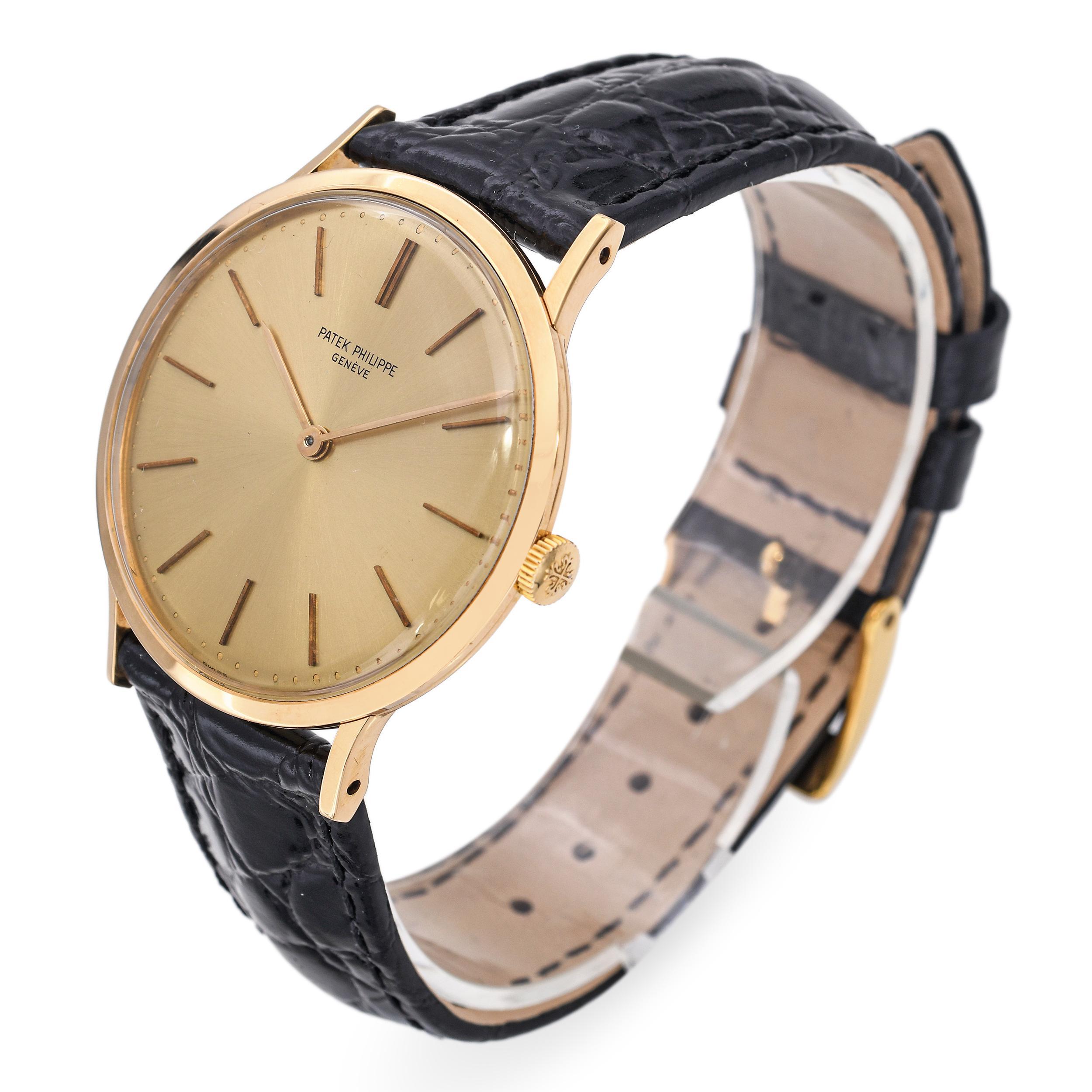 Elegante y raro ejemplo de la atemporal línea Calatrava de Patek Philippe, este reloj de los años 60 Ref. 3484 tiene una caja de 34 mm de oro amarillo de 18 quilates y una cálida esfera dorada. Los elegantes índices de bastón y los elementos de