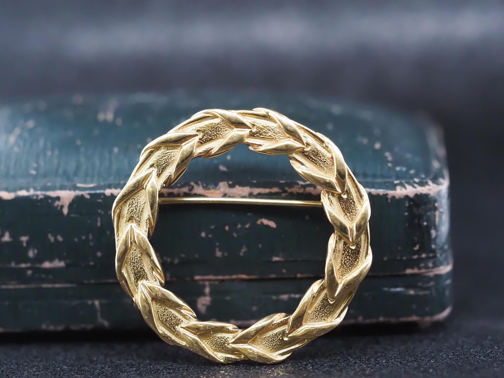 Detalles del artículo:
Tipo de Metal: 18K Oro Amarillo [Hallmarked, and Tested]
Peso: 10.2 gramos

Sellos: T&CO, 1983, 750

Medidas de las clavijas:
Diámetro: 1,25 pulgadas
Estado: Excelente