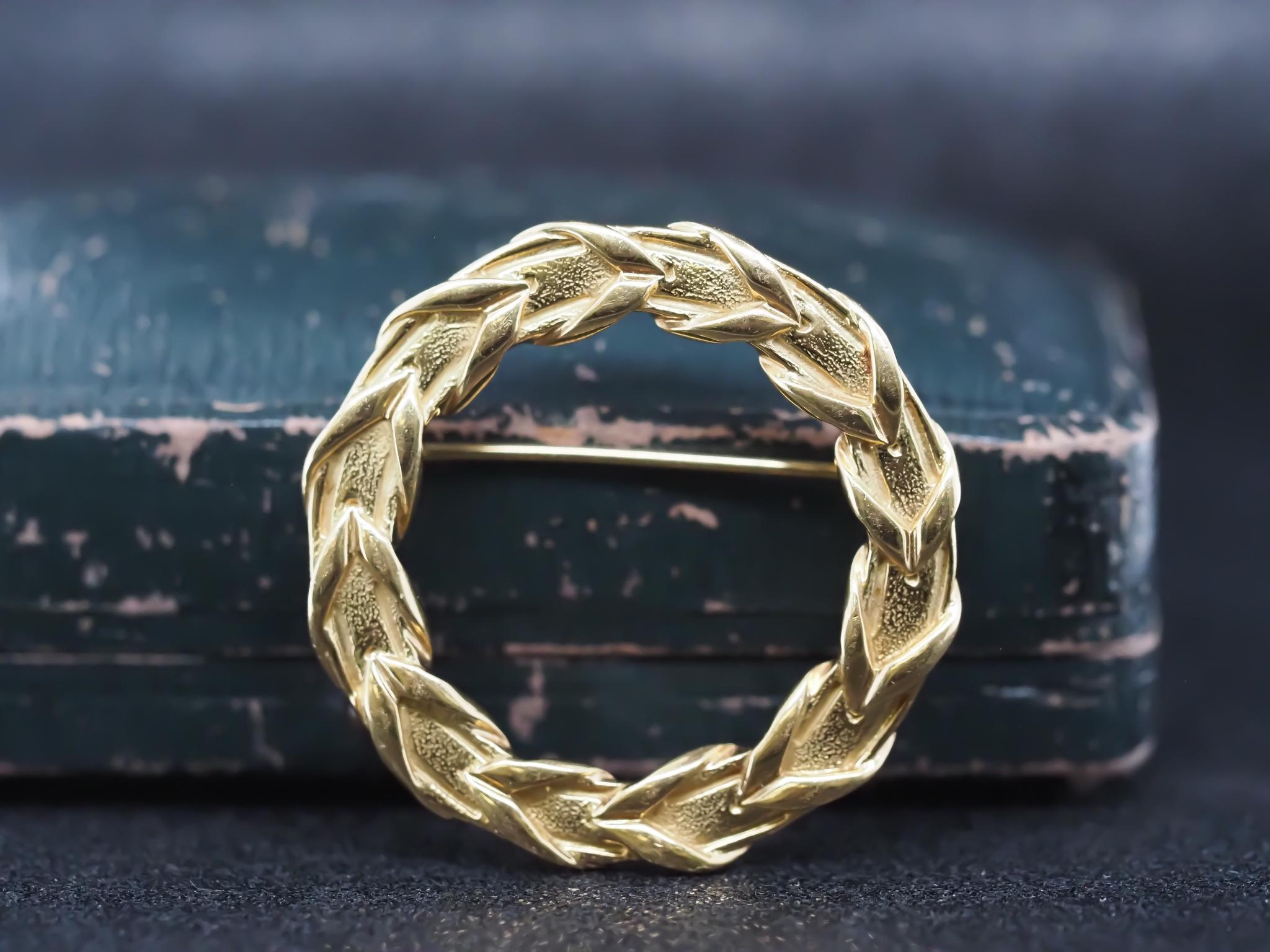 Oro amarillo de 18 quilates vintage 1983 Tiffany & Co. Alfiler Broche Guirnalda en Bueno estado para la venta en Hicksville, NY