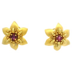 Pendientes vintage de oro amarillo de 18 quilates con 1 ct de rubí y acabado satinado Flor Omega