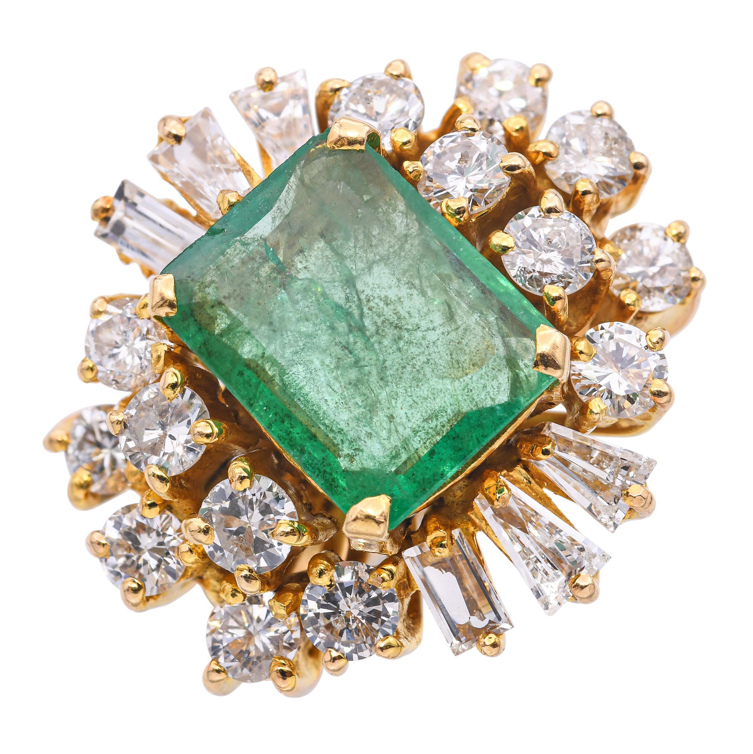 Questo sorprendente anello vintage è realizzato in ricco oro giallo 18 carati e presenta al centro un vivido smeraldo da 2,12 carati, che irradia vibranti sfumature verdi con profondità e carattere naturali. Intorno allo smeraldo ci sono 2,15 carati