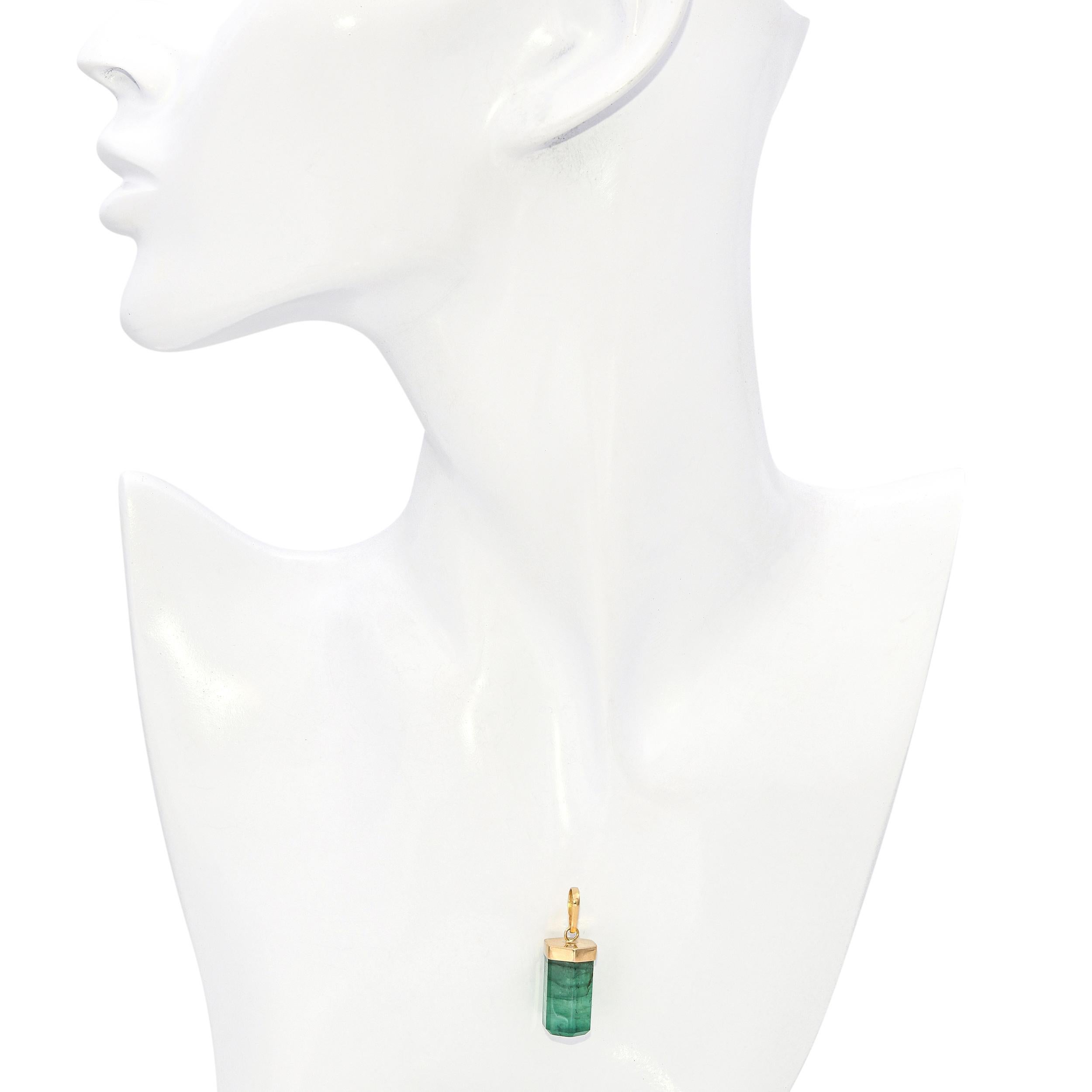 Taille grossière Pendentif vintage en or jaune 18k 22.5ct émeraude en vente