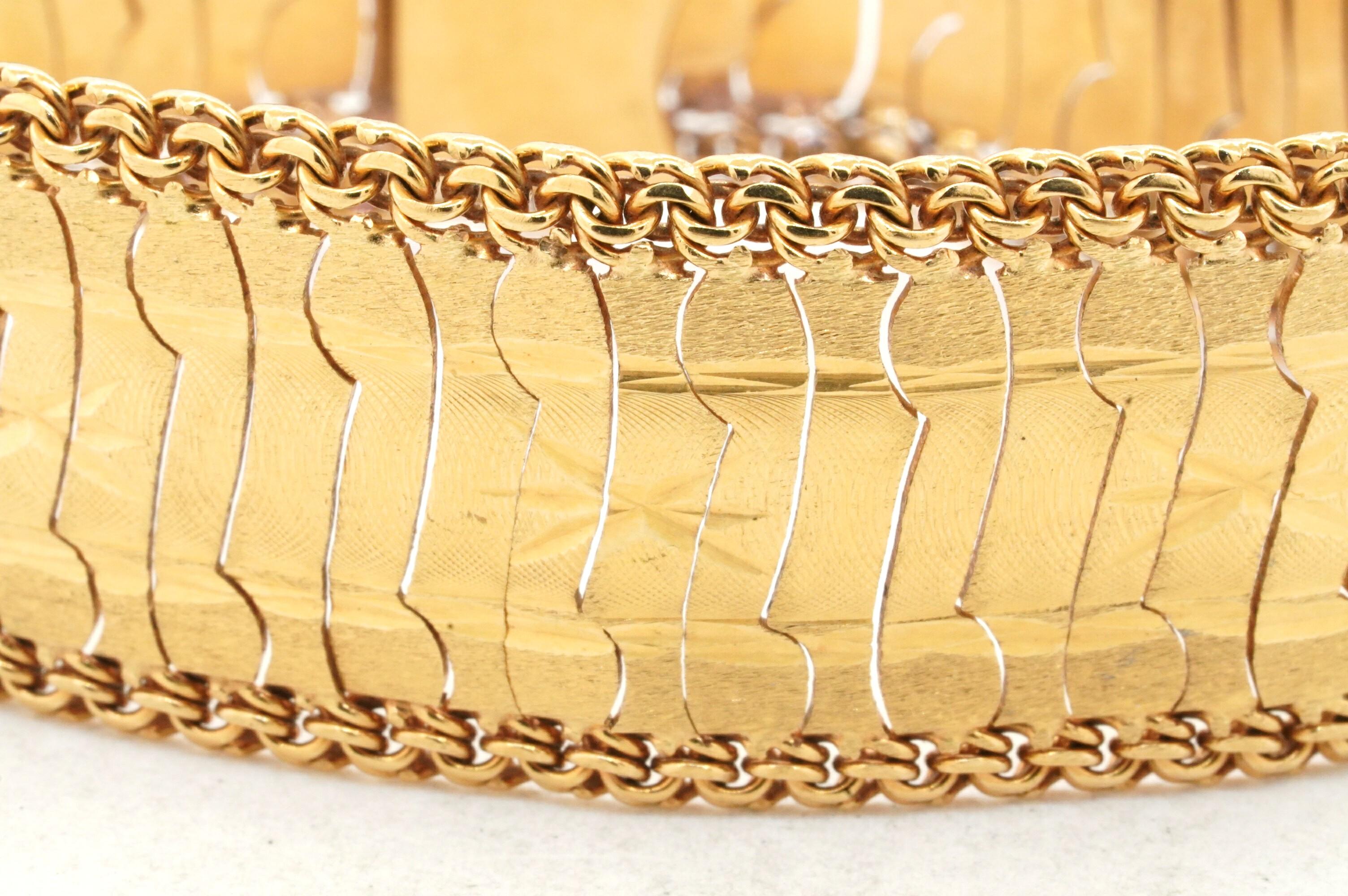 Heavy vintage 18K yellow gold 22.7mm wide floral bracelet w/ cable sides. This beautiful piece of jewelry is crafted in gorgeous rich 18K gold and features an elegantly designed 22.7mm wide floral link bracelet design, with cable sides. This