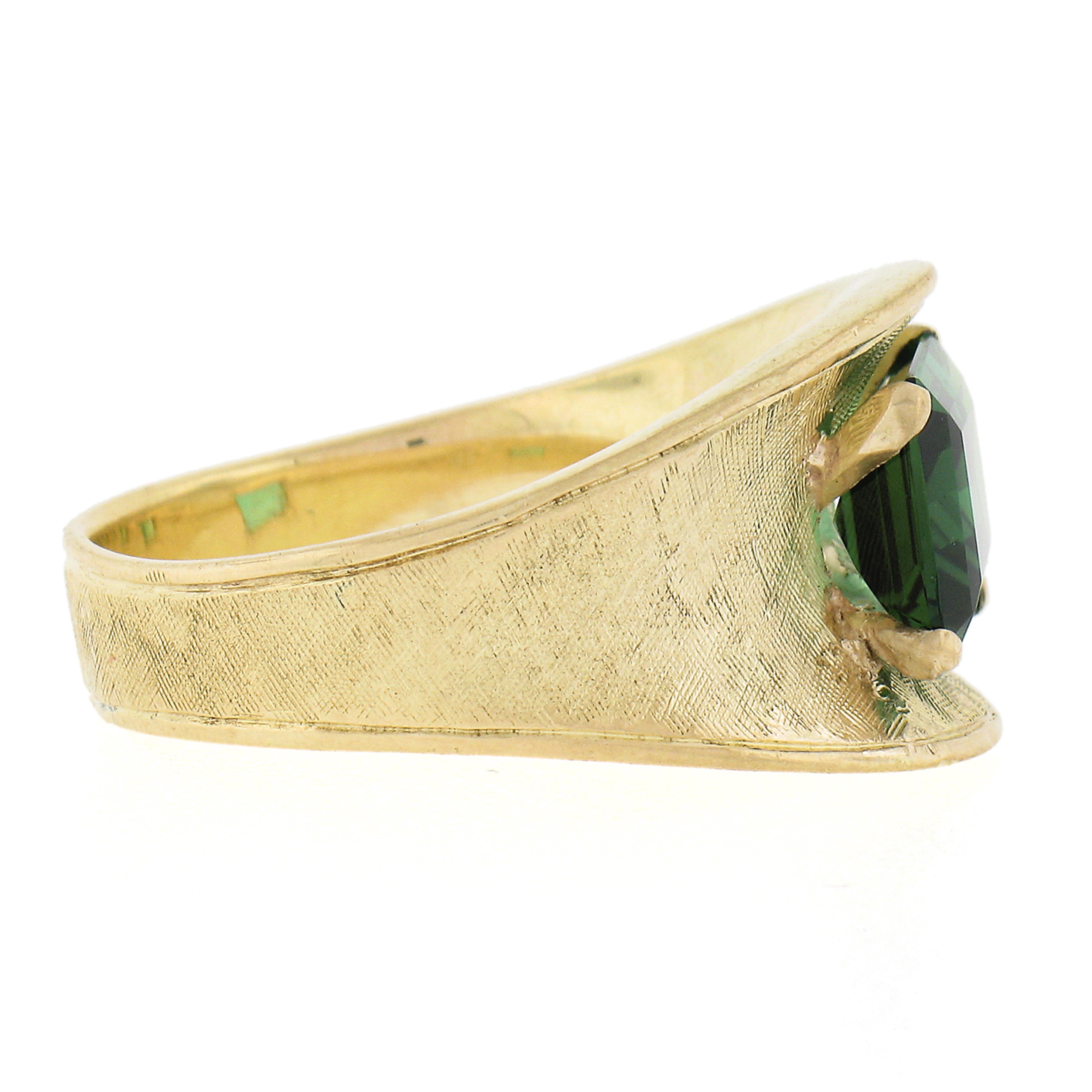 Anillo vintage de oro amarillo de 18 quilates de 2,50 ct con turmalina verde solitaria y acabado florentino Corte esmeralda en venta