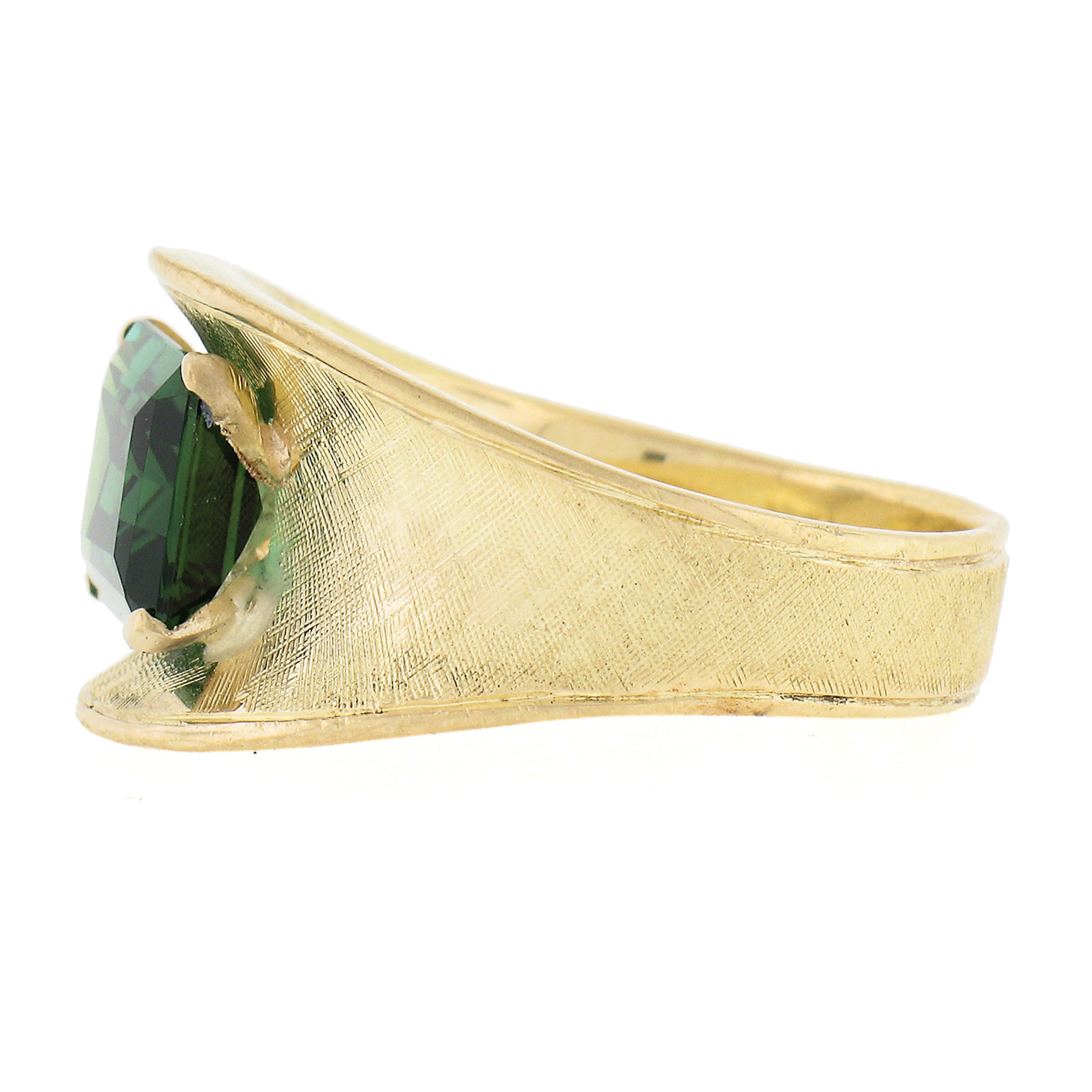 Vintage 18k Yellow Gold 2.50ct Green Tourmaline Solitaire Florentine Finish Ring In Excellent Condition For Sale In Montclair, NJ