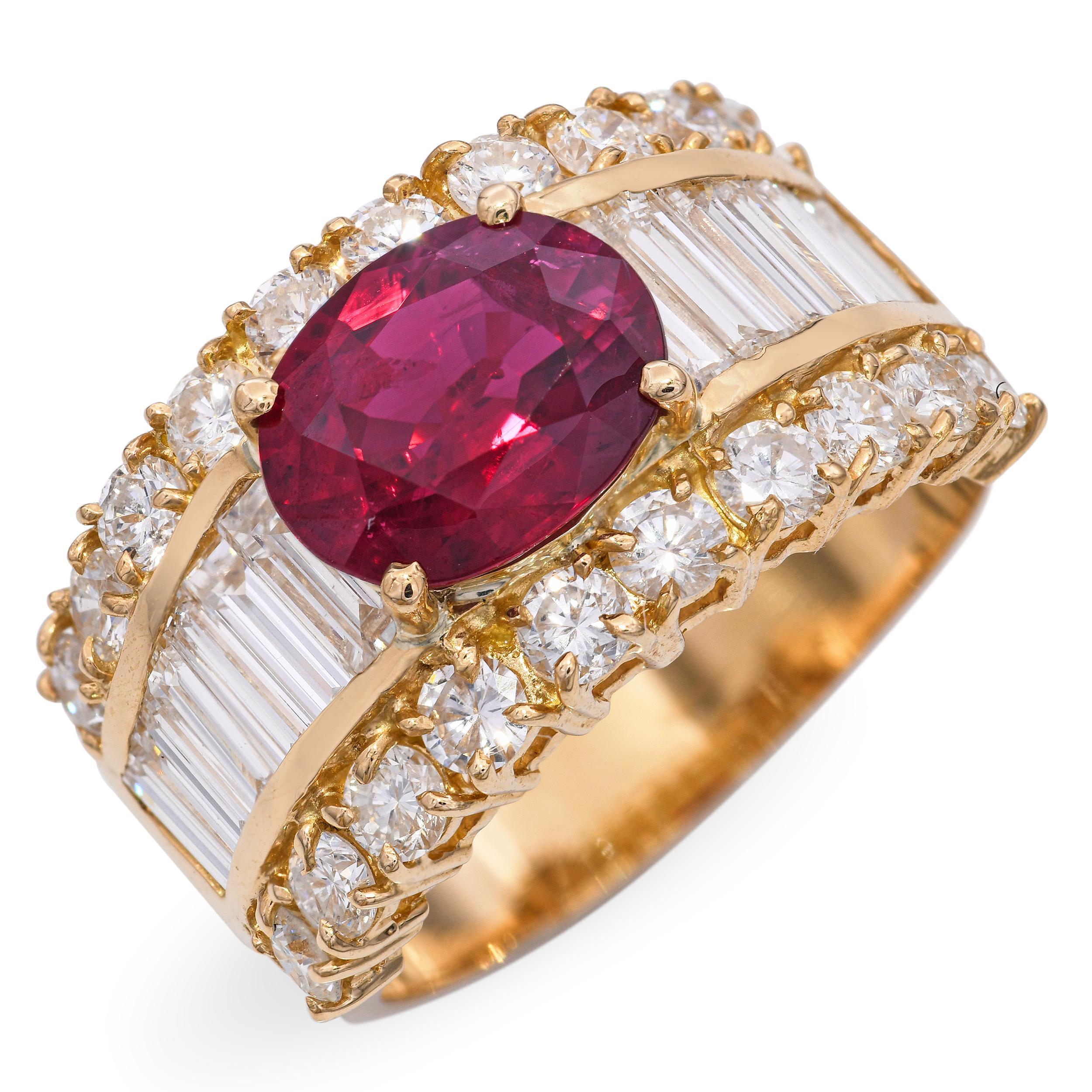 Bague vintage en or jaune 18k 1.5tcw diamant et 2.54ct rubis, mettant en vedette un rubis vibrant de 2.54ct comme pièce maîtresse, accentué par environ 1.5 carats de diamants étincelants. La riche teinte rouge du rubis est magnifiquement rehaussée