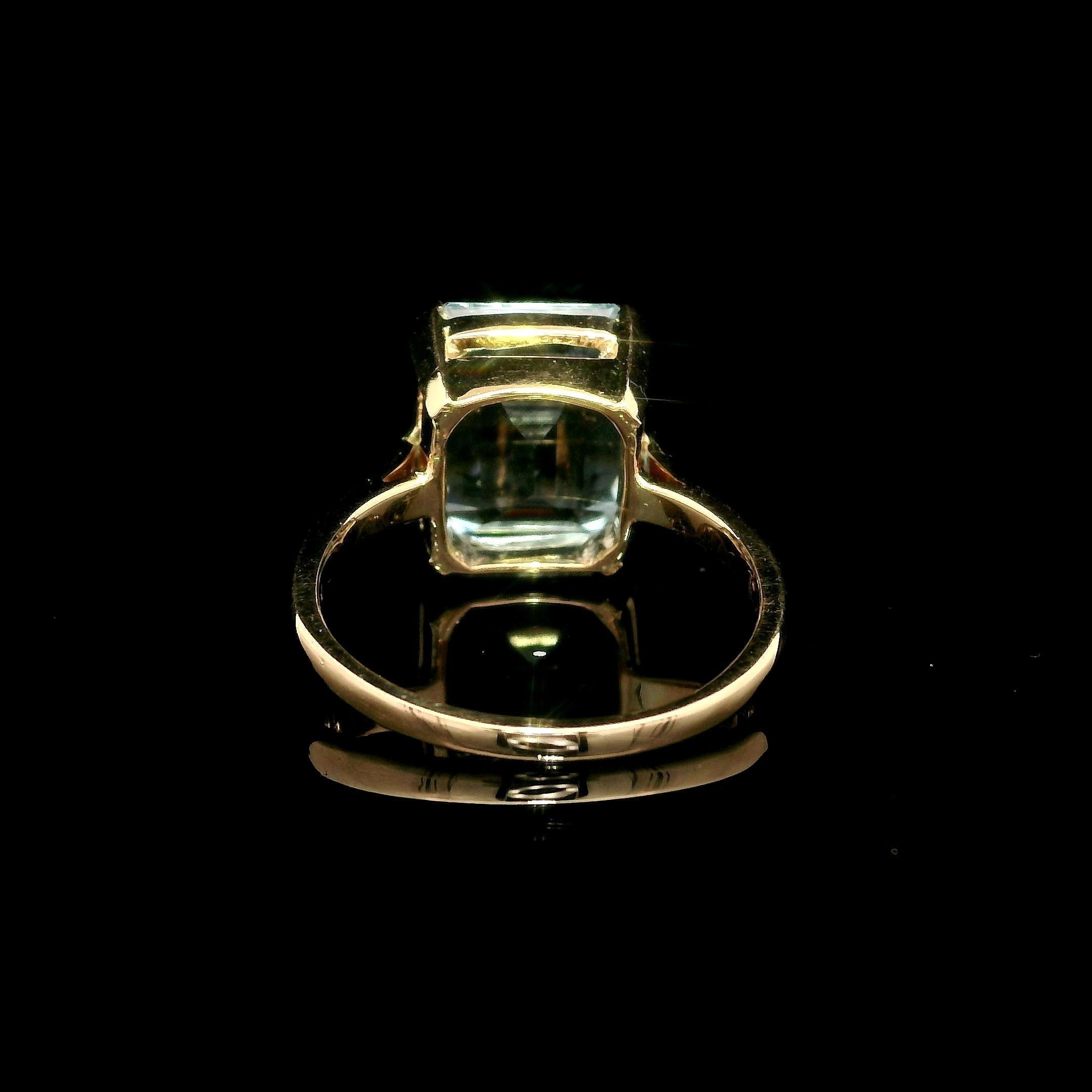 -Stein(e): -
(1) Natürlicher echter Aquamarin - Smaragdschliff - Zackenfassung - mittlere himmelblaue Farbe - 11,1 x 9,5 mm (ca.) - 4,36ctw (ca.)

MATERIAL: Massives 18k Gelbgold
Gesamtgewicht:  4,3 Gramm
Gesamtbreite: 11,31 mm (0,44