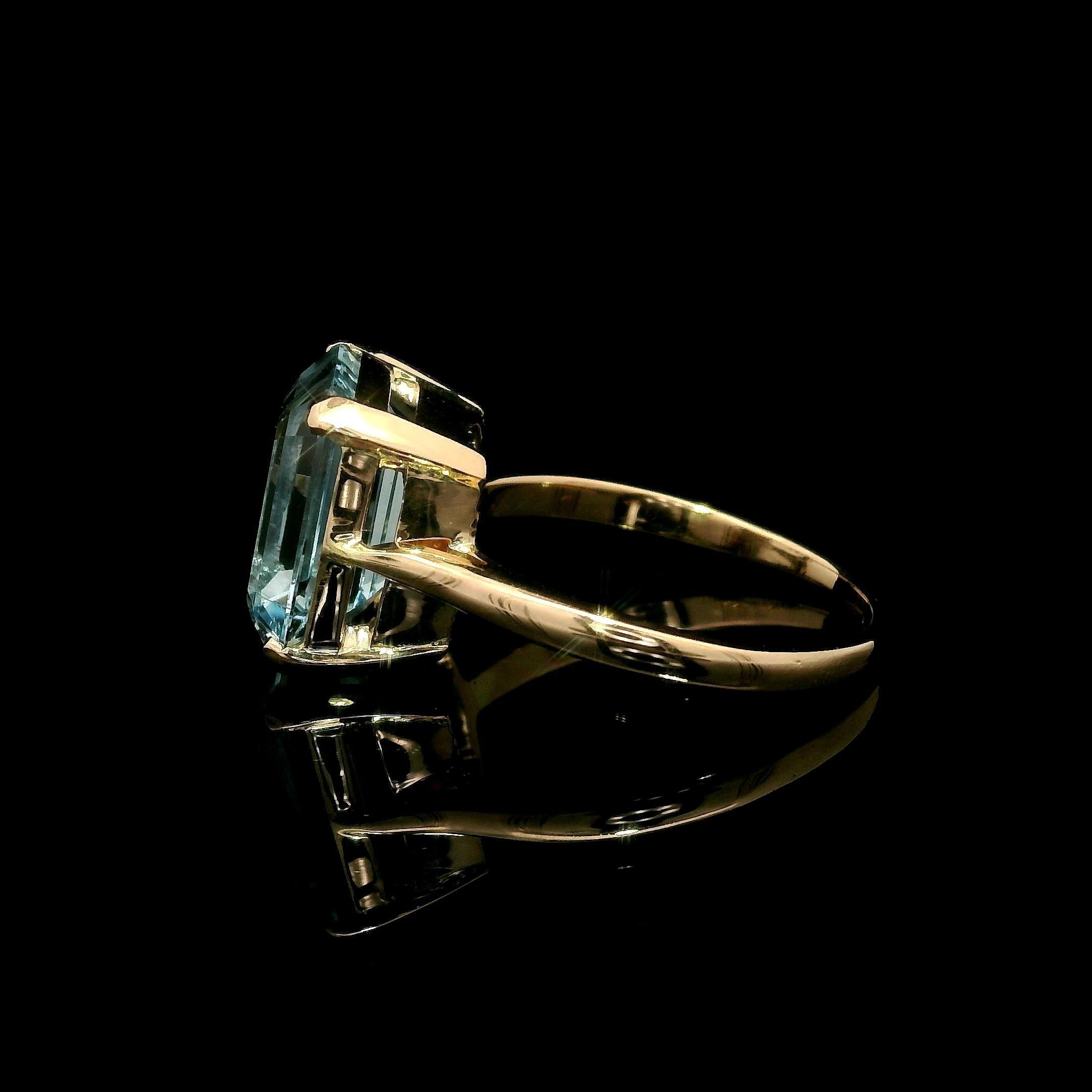 Vintage 18k Gelbgold 4,36ct Smaragdschliff Aquamarin Solitär Ring im Zustand „Hervorragend“ im Angebot in Montclair, NJ
