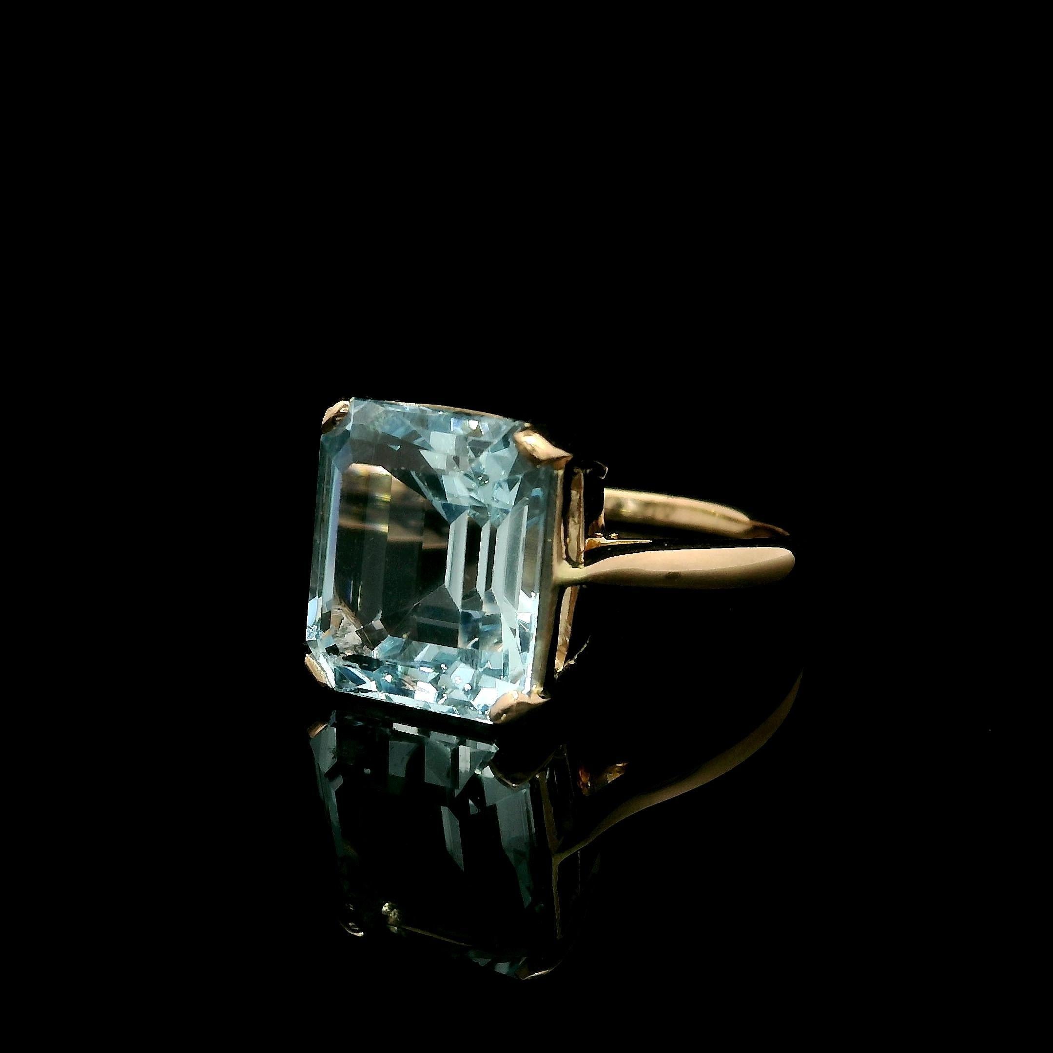 Vintage 18k Gelbgold 4,36ct Smaragdschliff Aquamarin Solitär Ring im Angebot 3