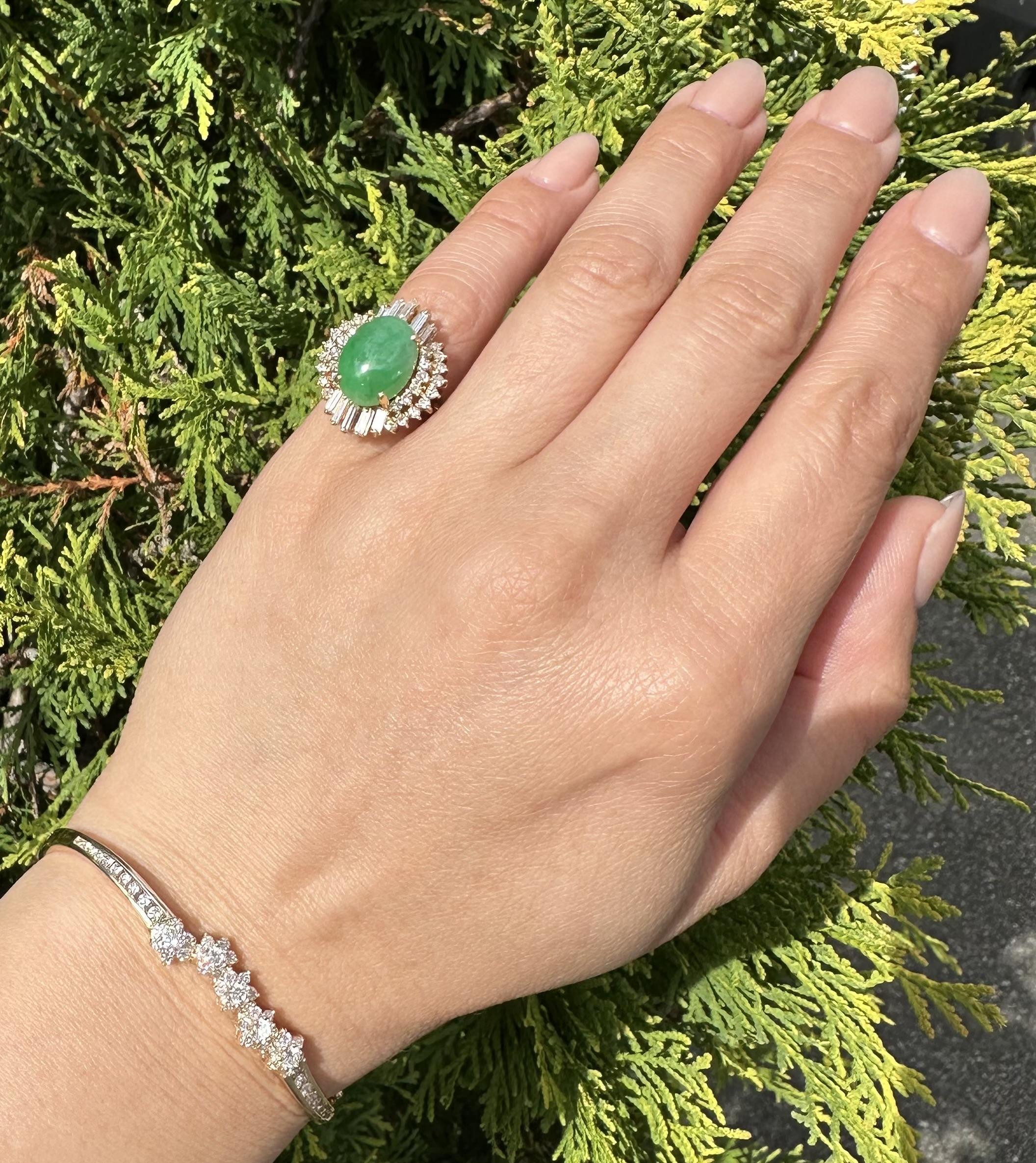 Vintage 18k Gelbgold 4,90ctw Apfel Grün Jade in Meer von Diamanten Band Ring (Cabochon) im Angebot