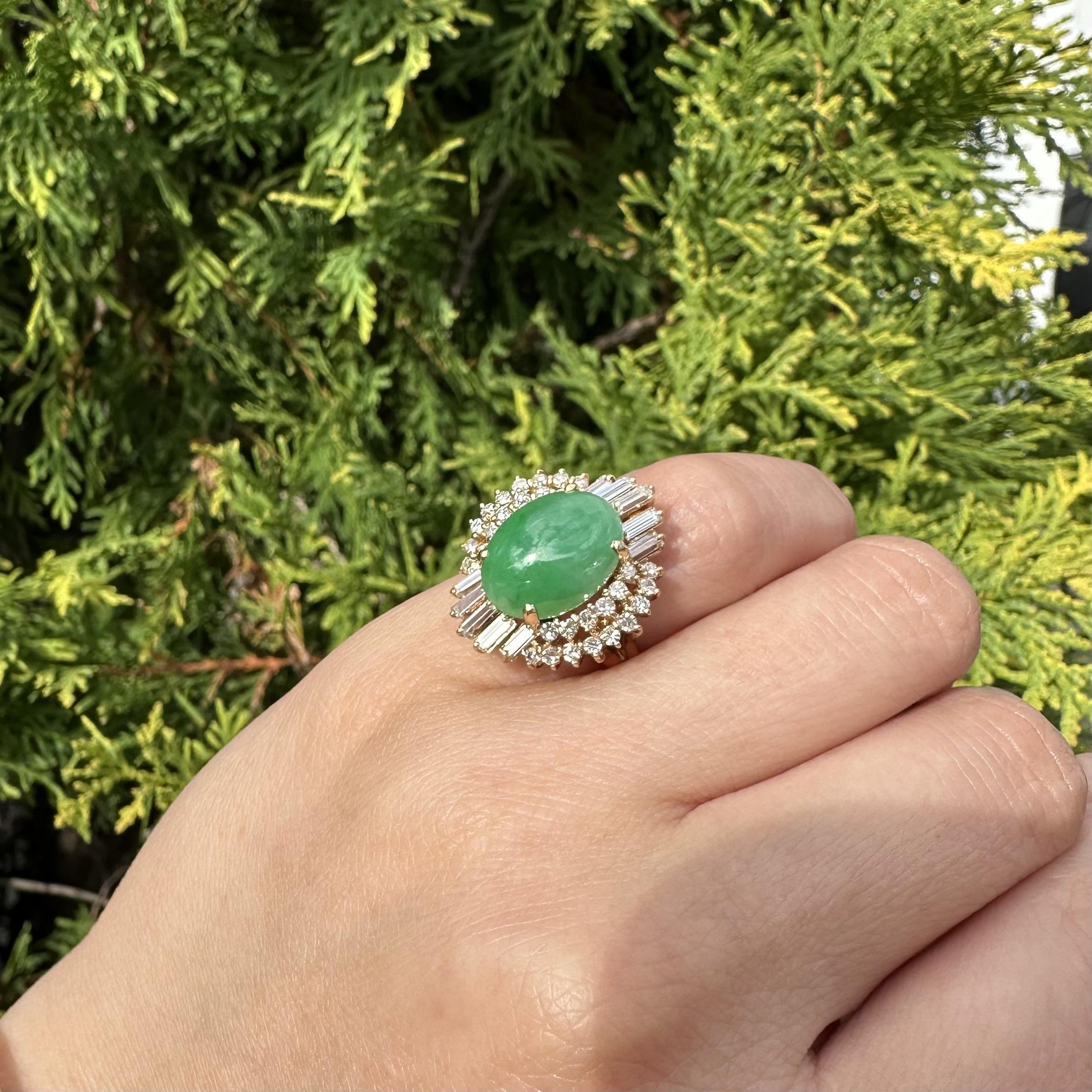 Vintage 18k Gelbgold 4,90ctw Apfel Grün Jade in Meer von Diamanten Band Ring im Zustand „Hervorragend“ im Angebot in Montclair, NJ