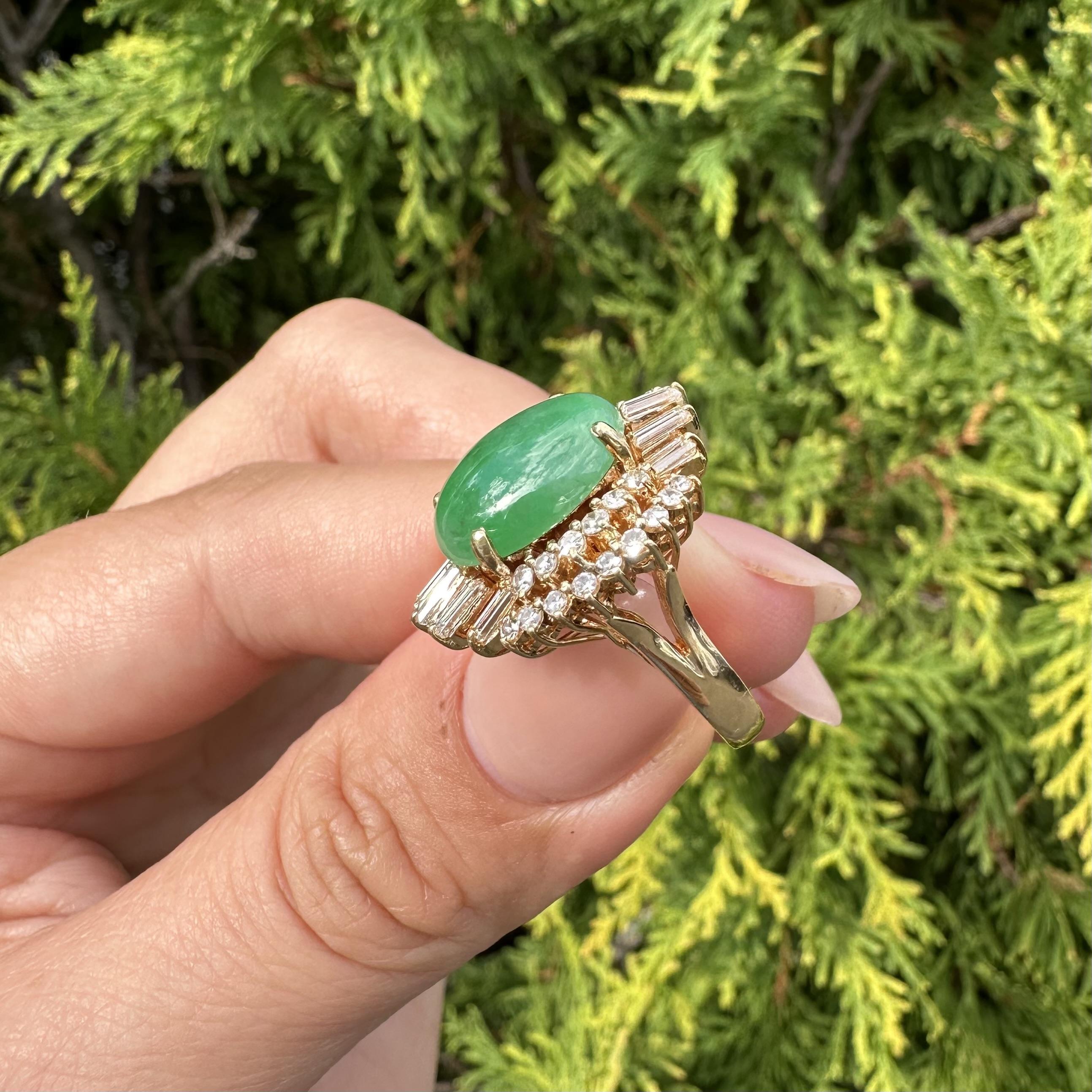 Vintage 18k Gelbgold 4,90ctw Apfel Grün Jade in Meer von Diamanten Band Ring im Angebot 1
