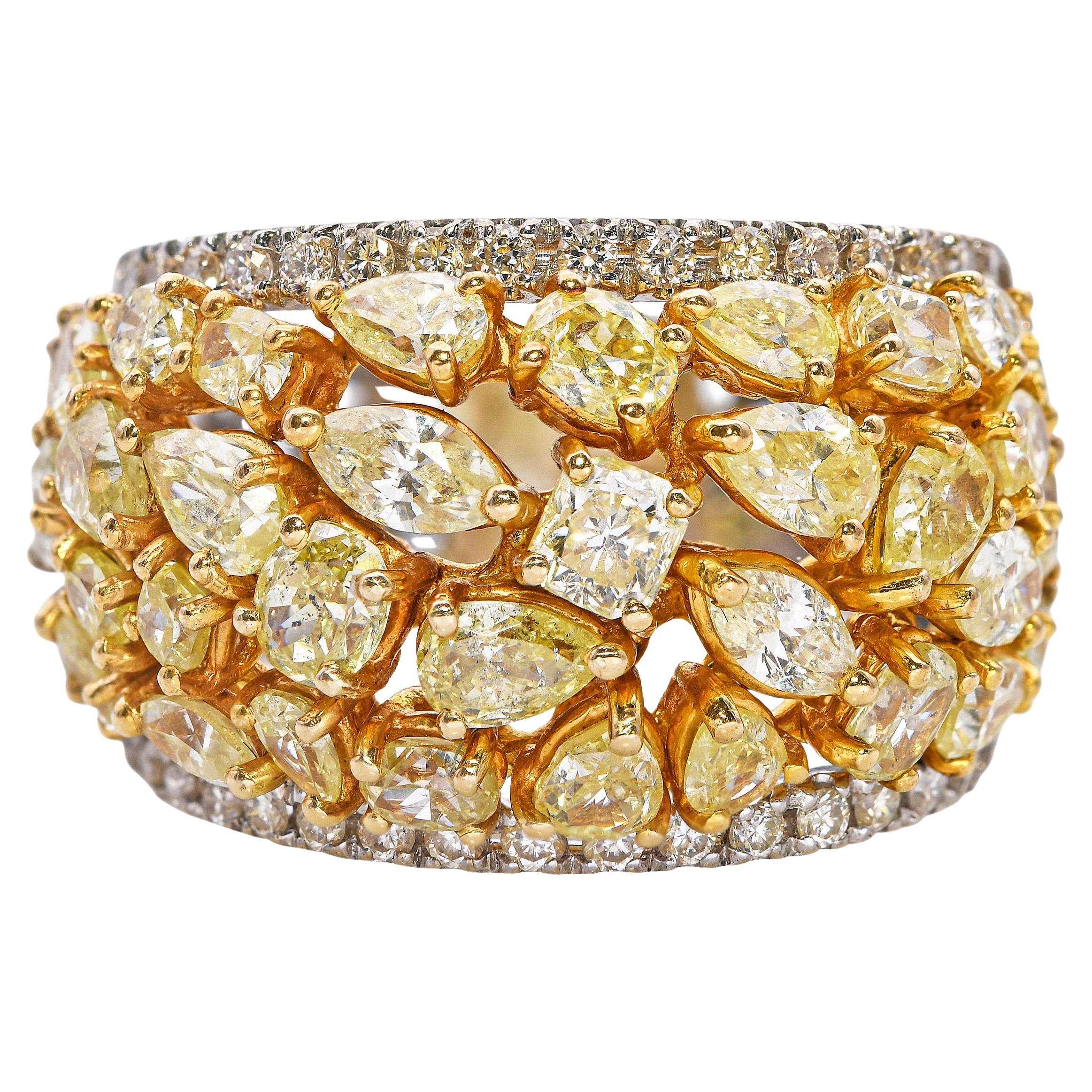 Vintage 18k Yellow Gold 5.27tcw Yellow and White Diamond Cluster Band Ring For Sale