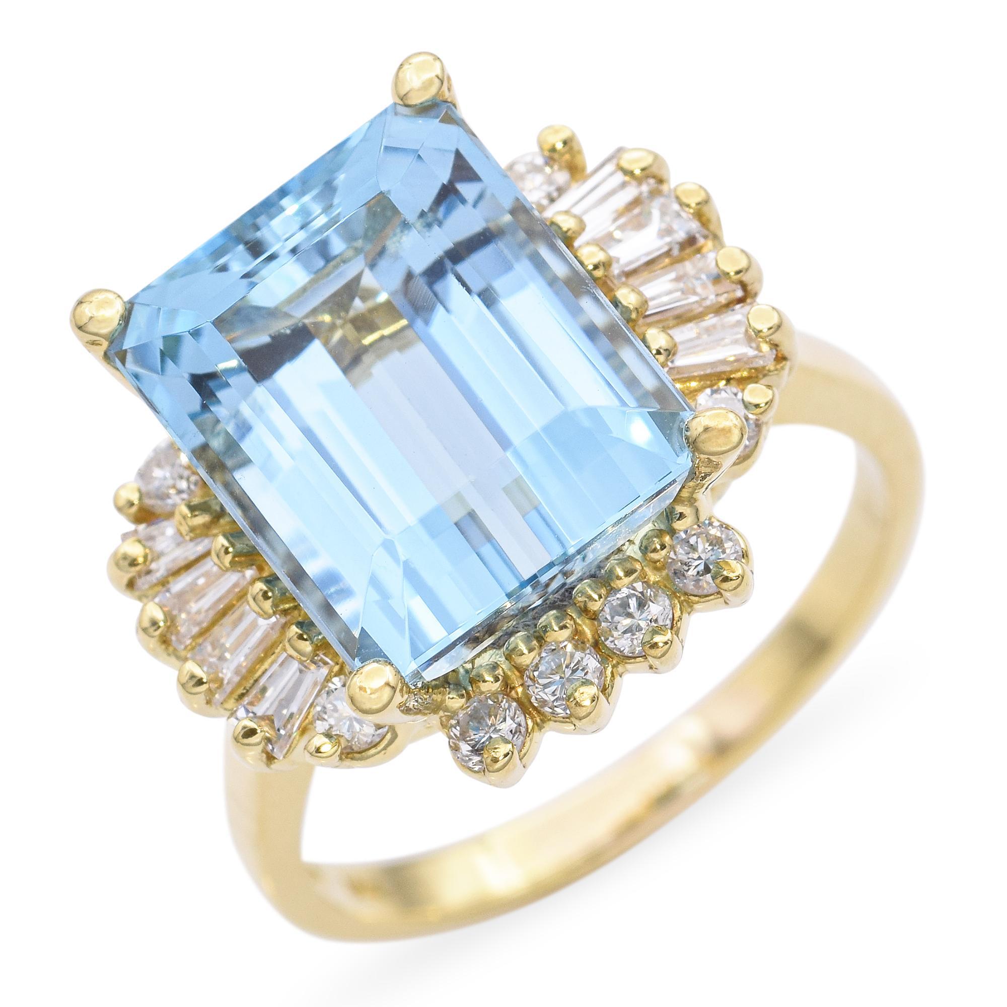 Emerald Cut Vintage 18k Yellow Gold 7.25ct Aquamarine and 0.75tcw Diamond Ring For Sale
