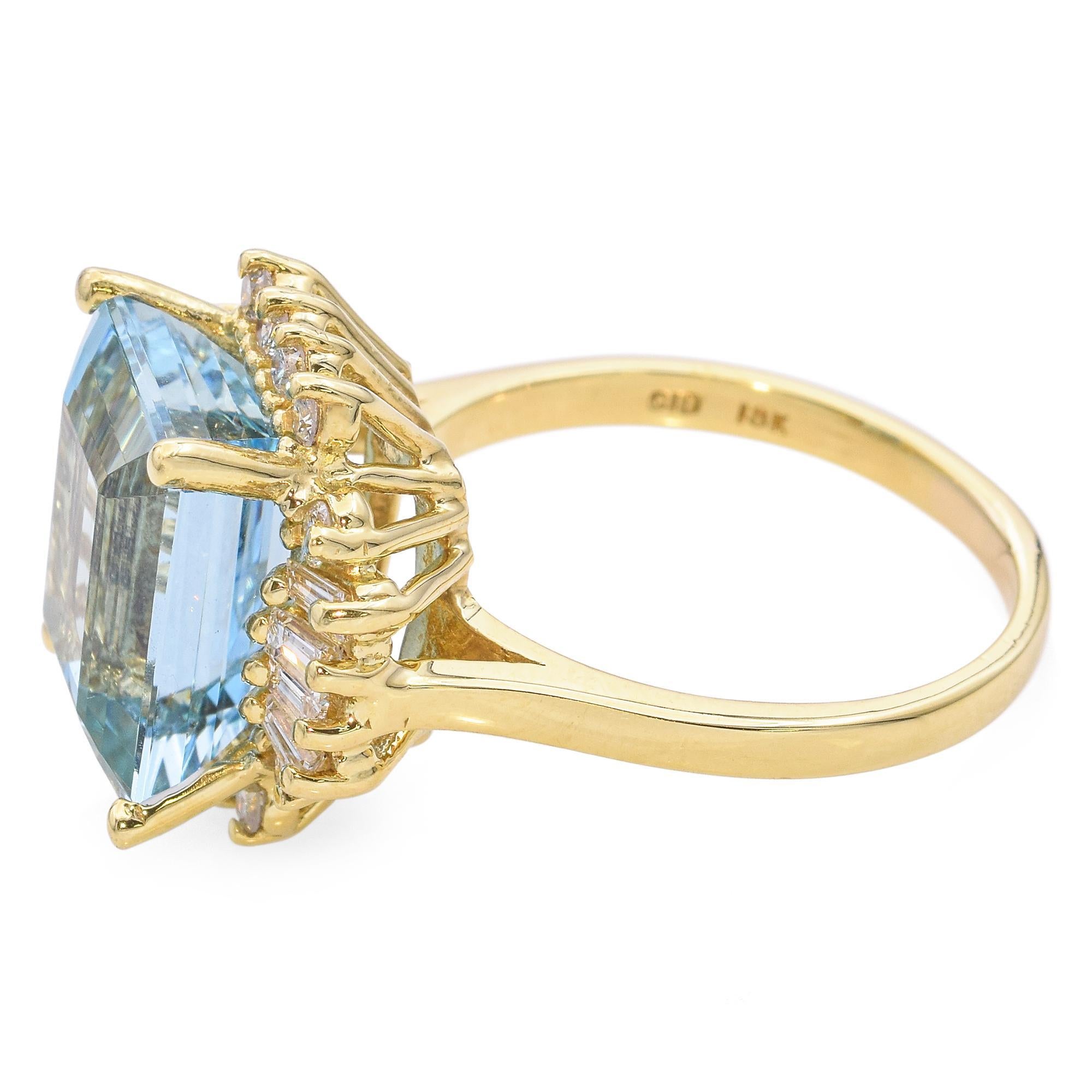 Vintage 18k Yellow Gold 7.25ct Aquamarine and 0.75tcw Diamond Ring In Good Condition For Sale In New York, NY